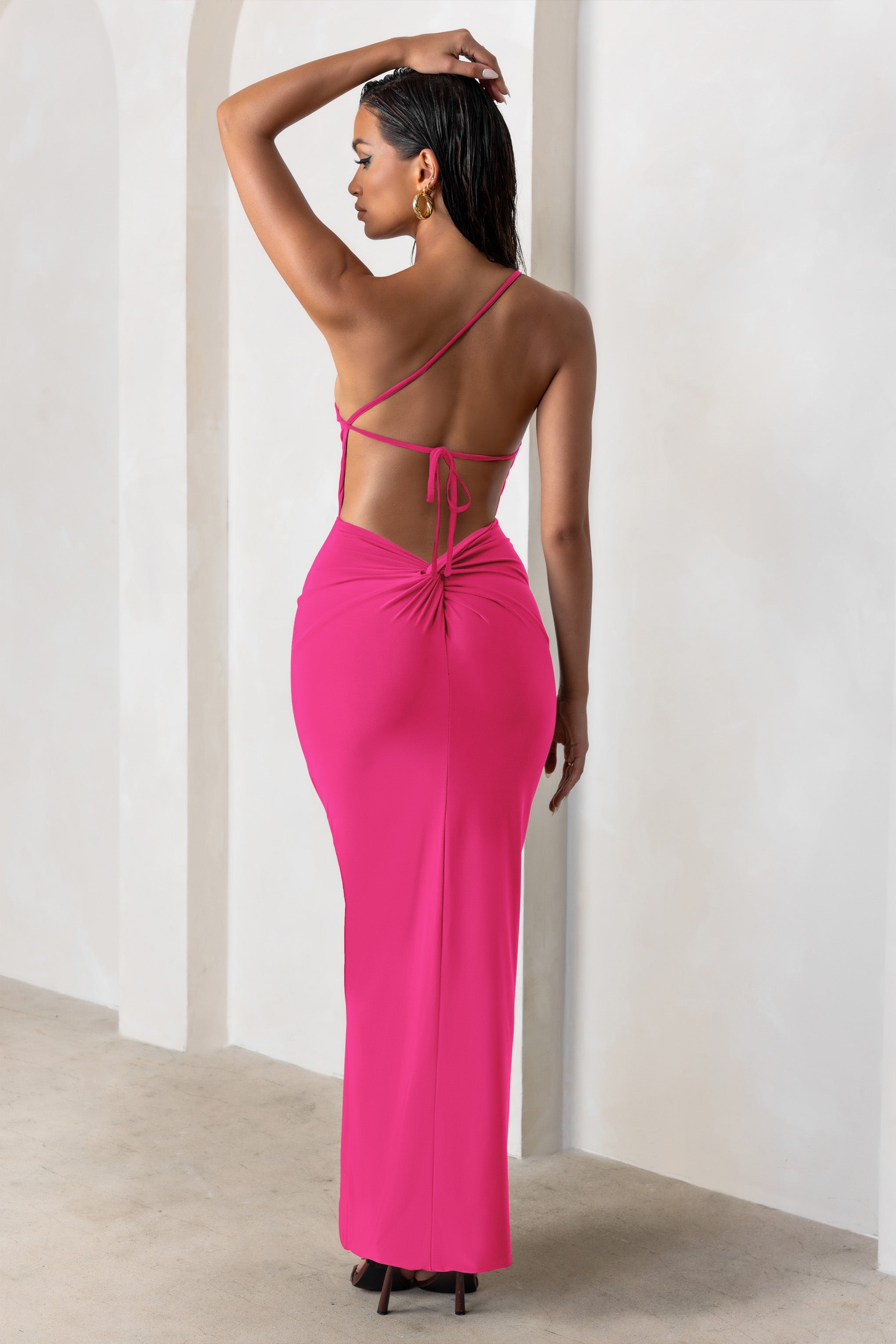 Şık Giyinme | Açık Sırt Detaylı Hot Pink Tek Omuz Maxi Elbise