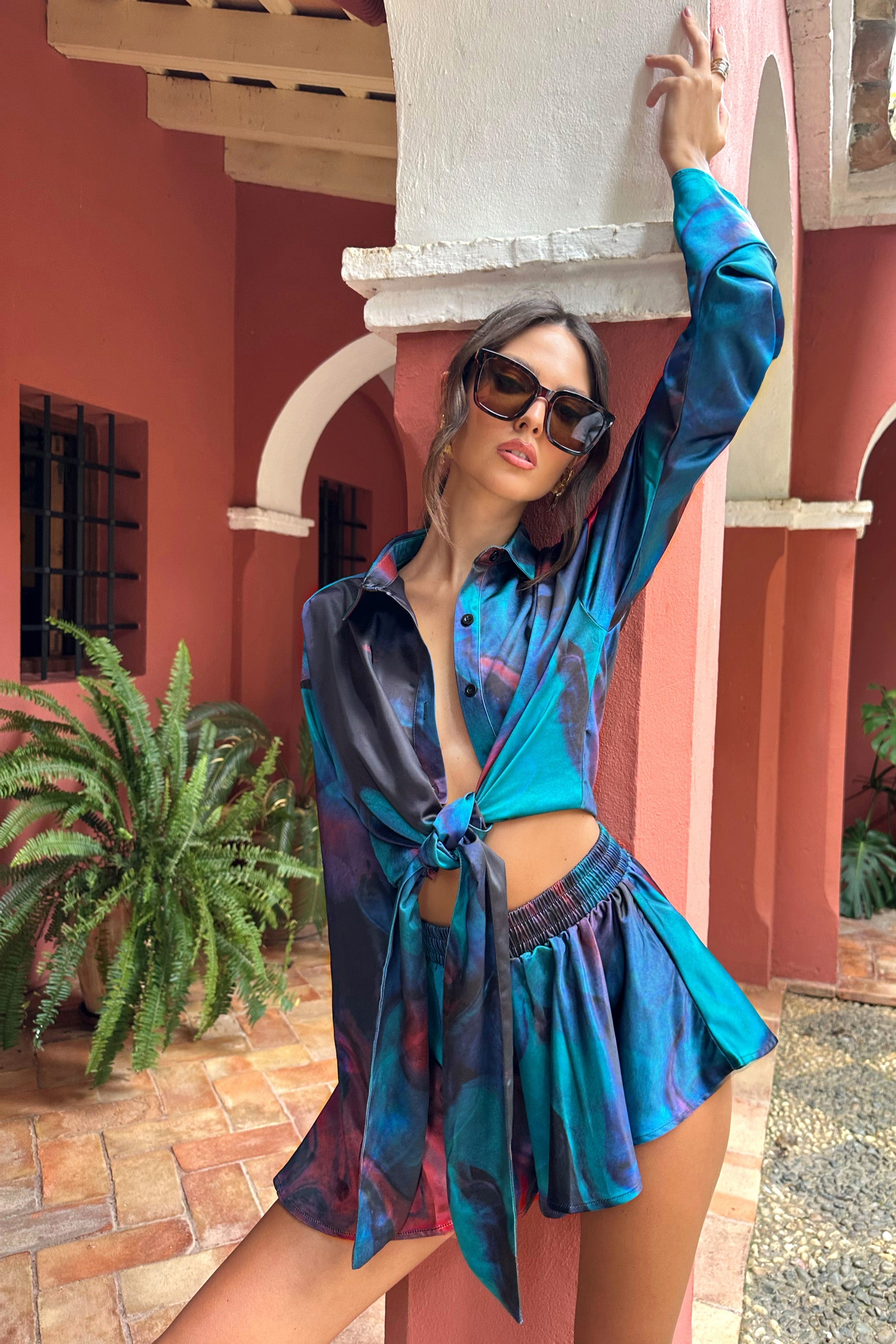 Marisela | Mavi Desenli Saten Fırfırlı Kısa Bluz