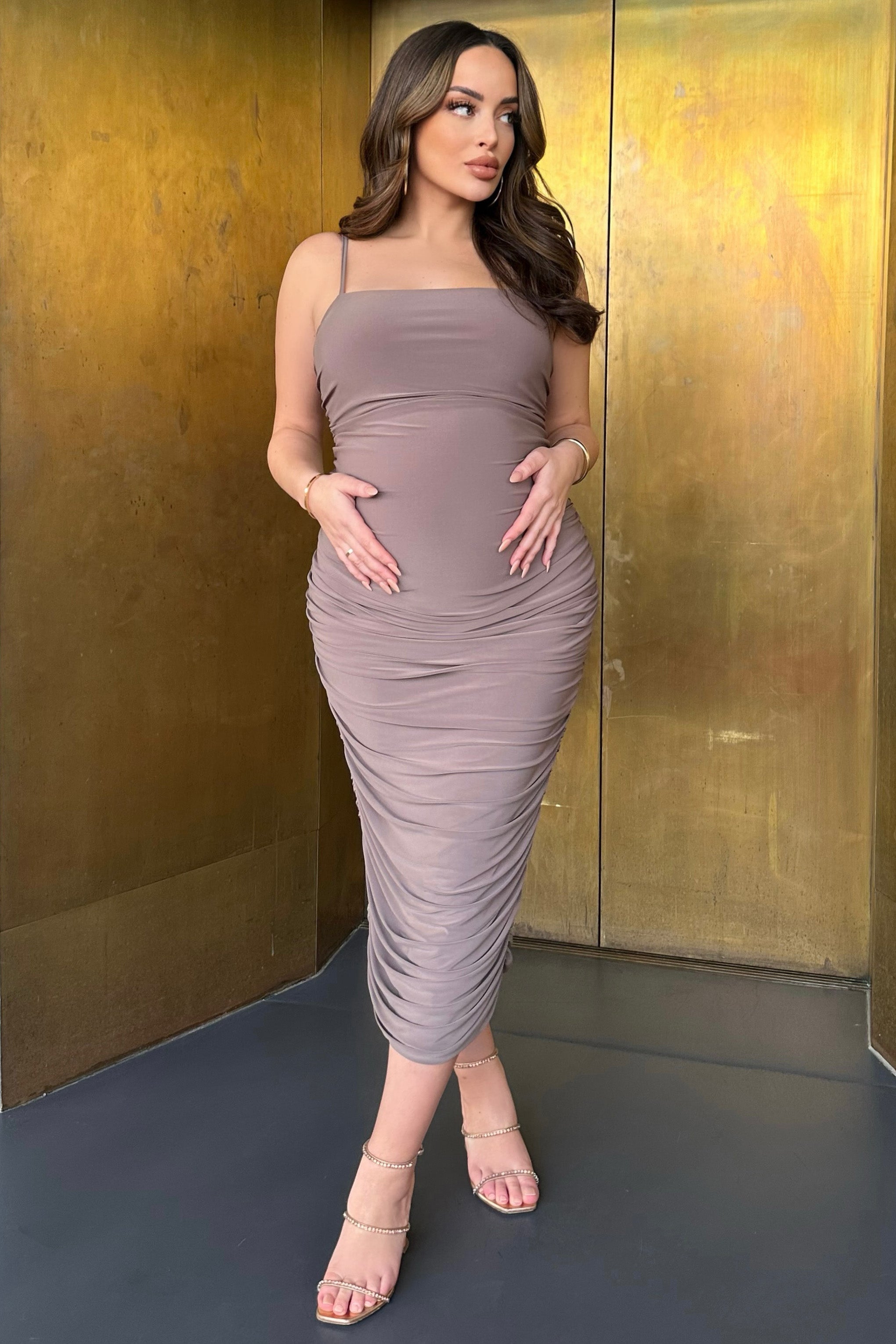 Sentimental | Askılı ve Ruching Detaylı Mocha Hamile Midi Elbise