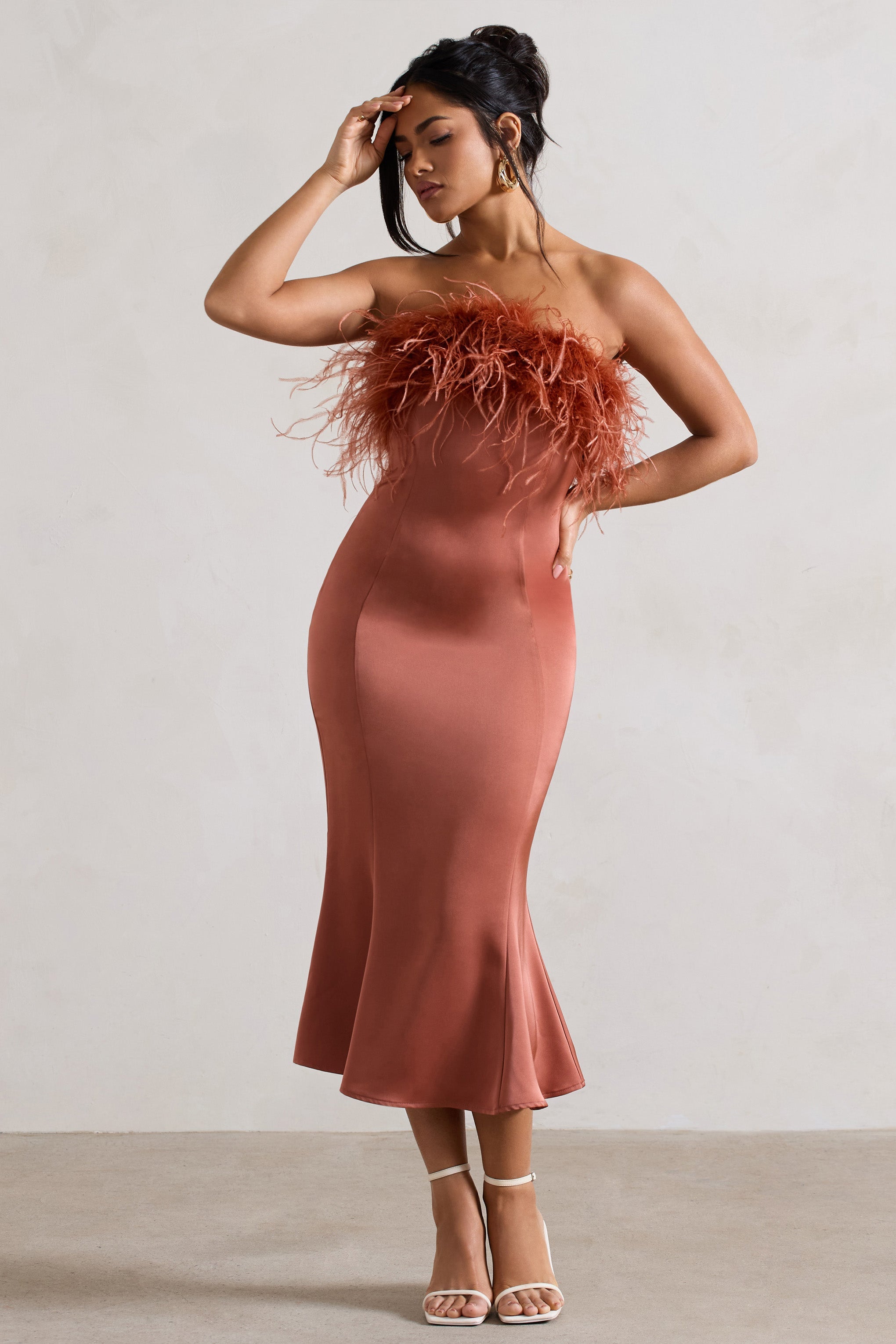 Tek ve Eşsiz | Kızıl Saten Tüy Detaylı Bandeau Midi Elbise