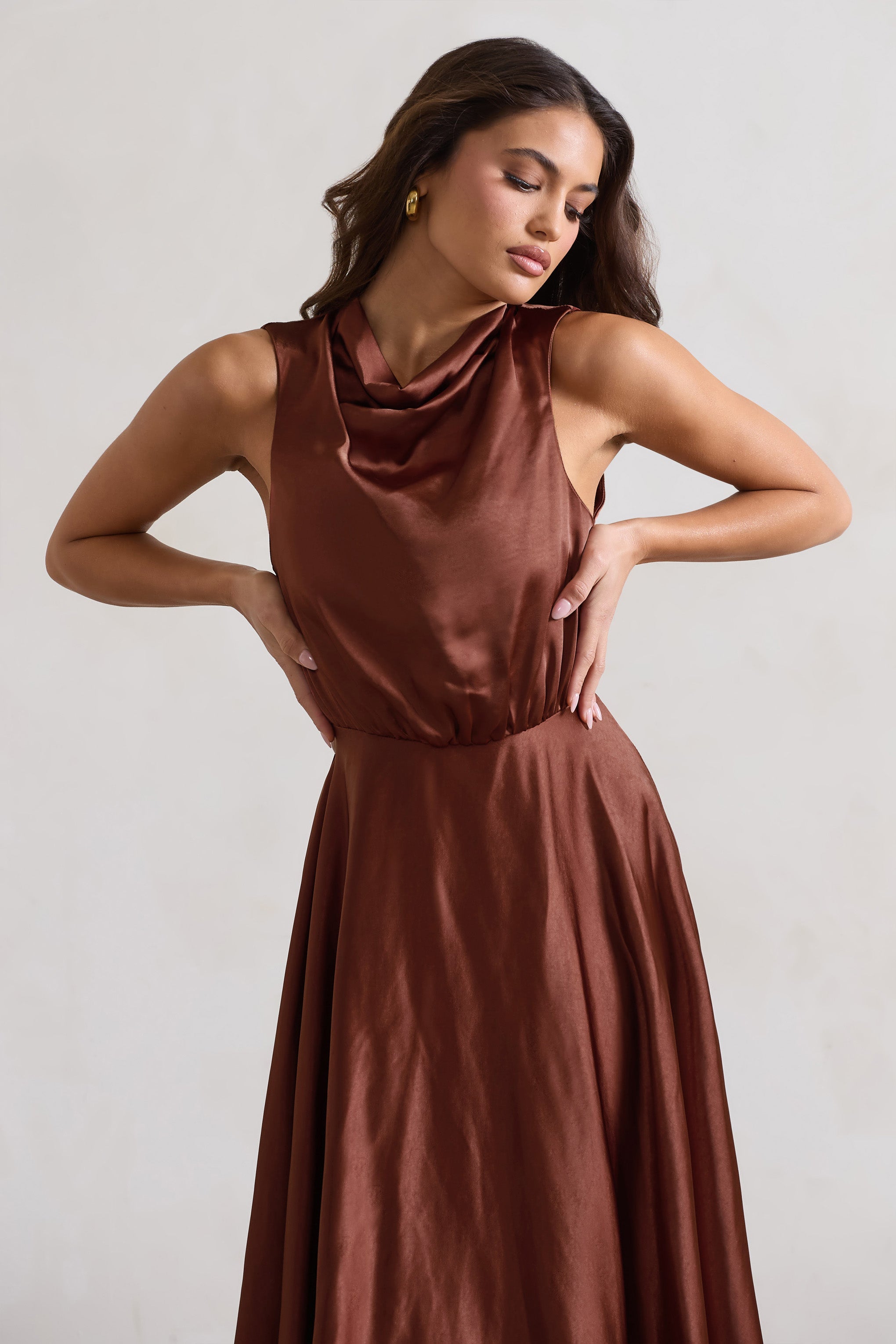 Kerri | Çikolata Kahverengi Saten Kolları Açık Maxi Elbise