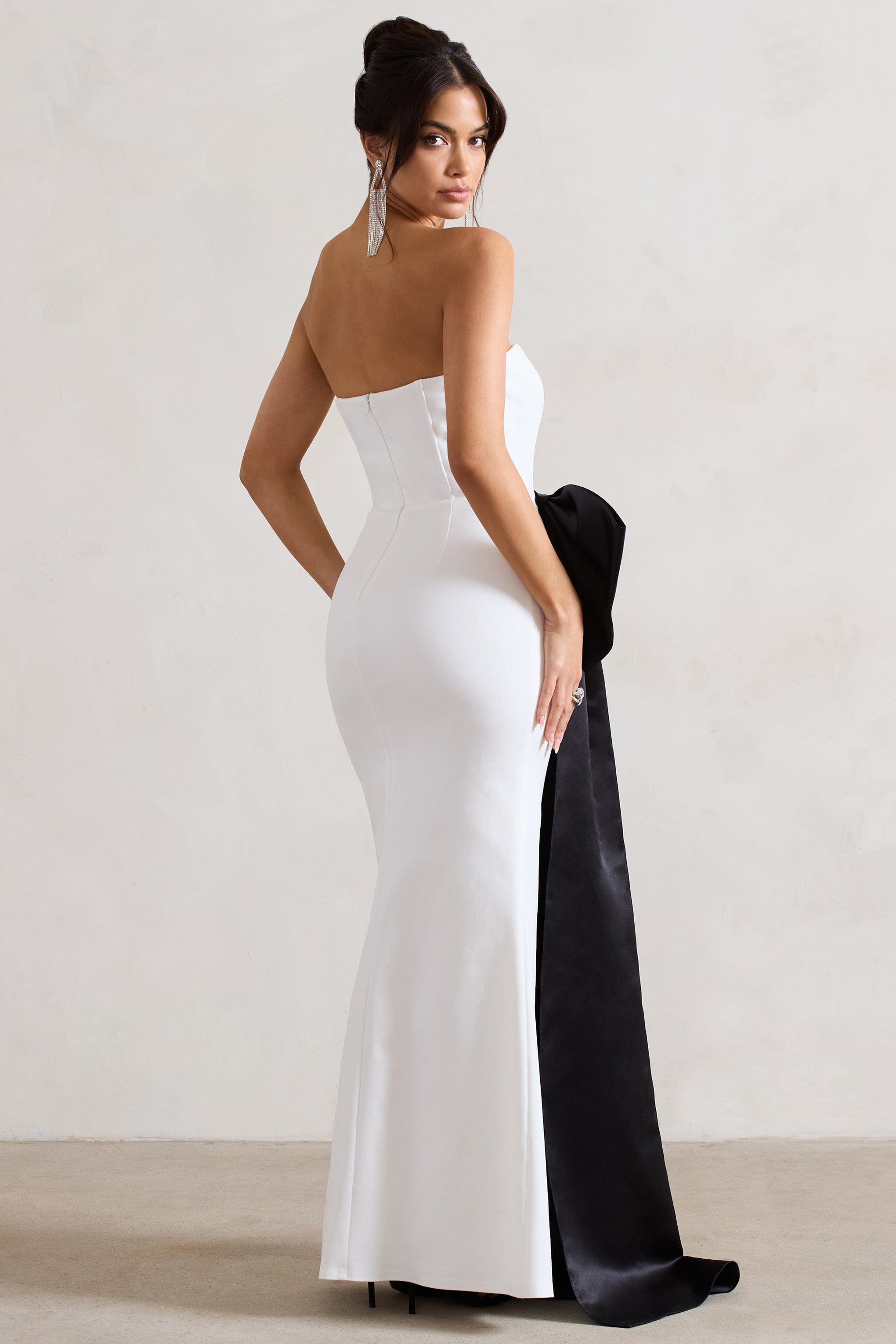 Saygılarımızla | Beyaz Bandeau Yırtmaçlı Maxi Elbise ile Oversize Siyah Fiyonk