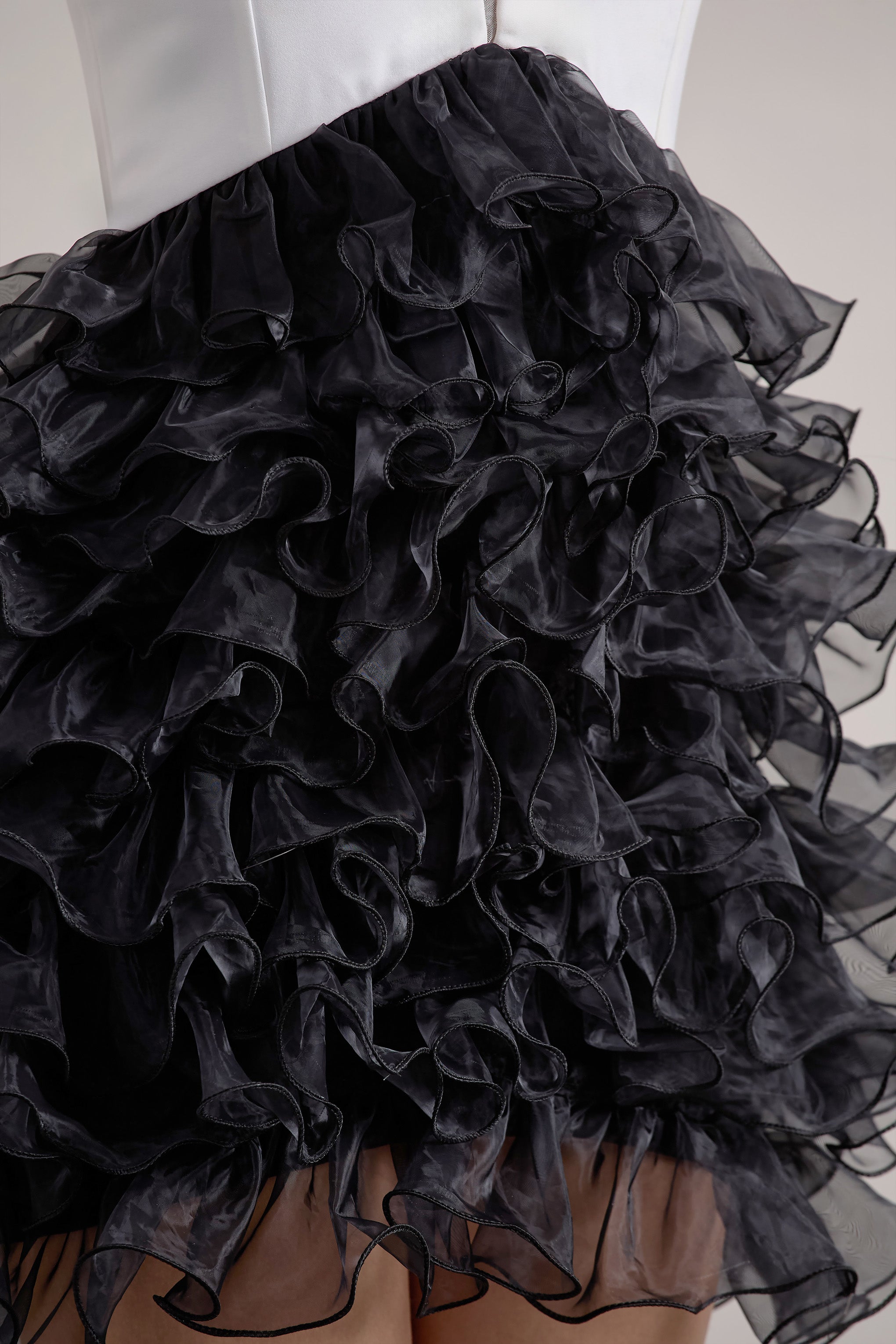 Riot | Organza Etekli Siyah & Beyaz Derin Yaka Mini Elbise