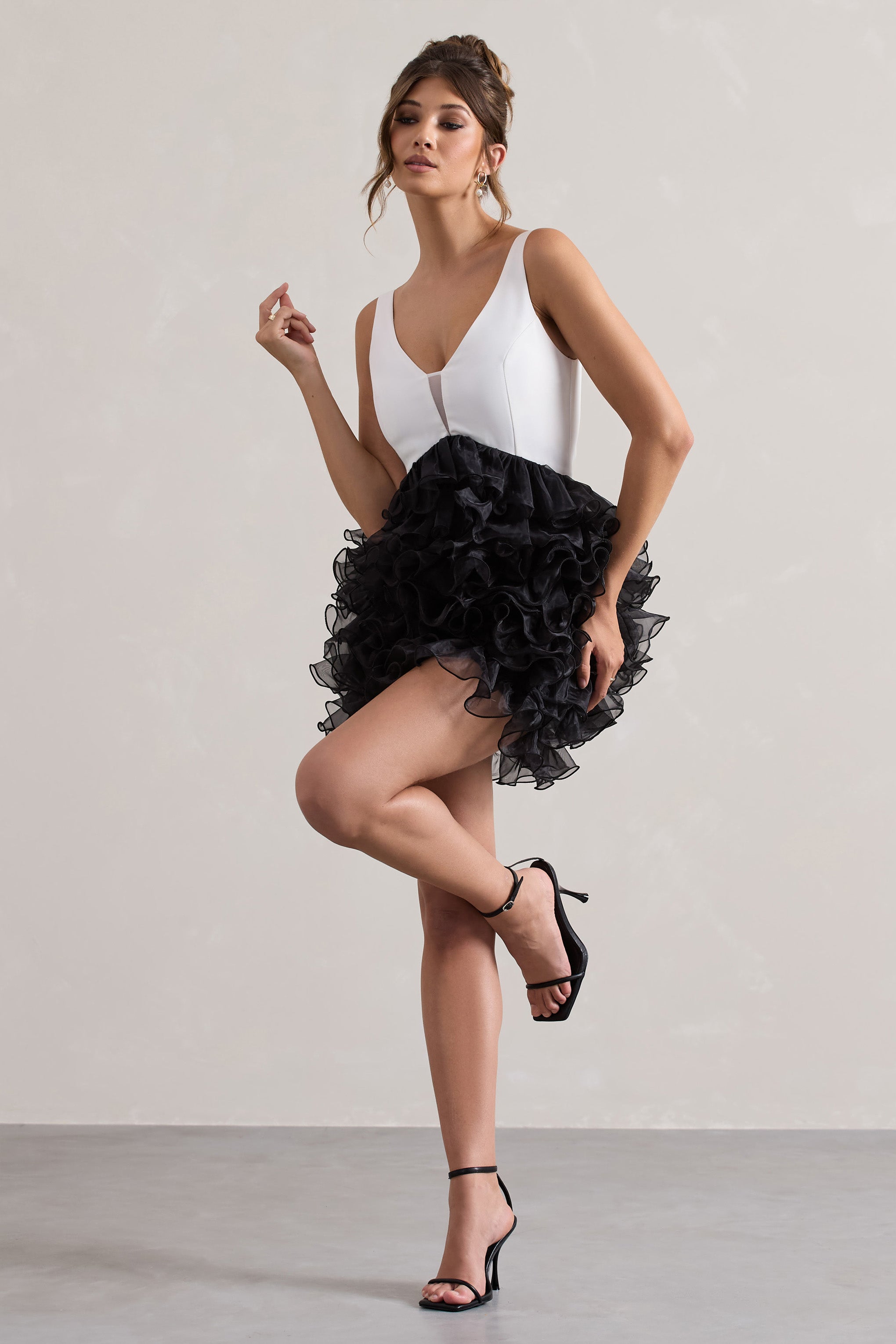 Riot | Organza Etekli Siyah & Beyaz Derin Yaka Mini Elbise