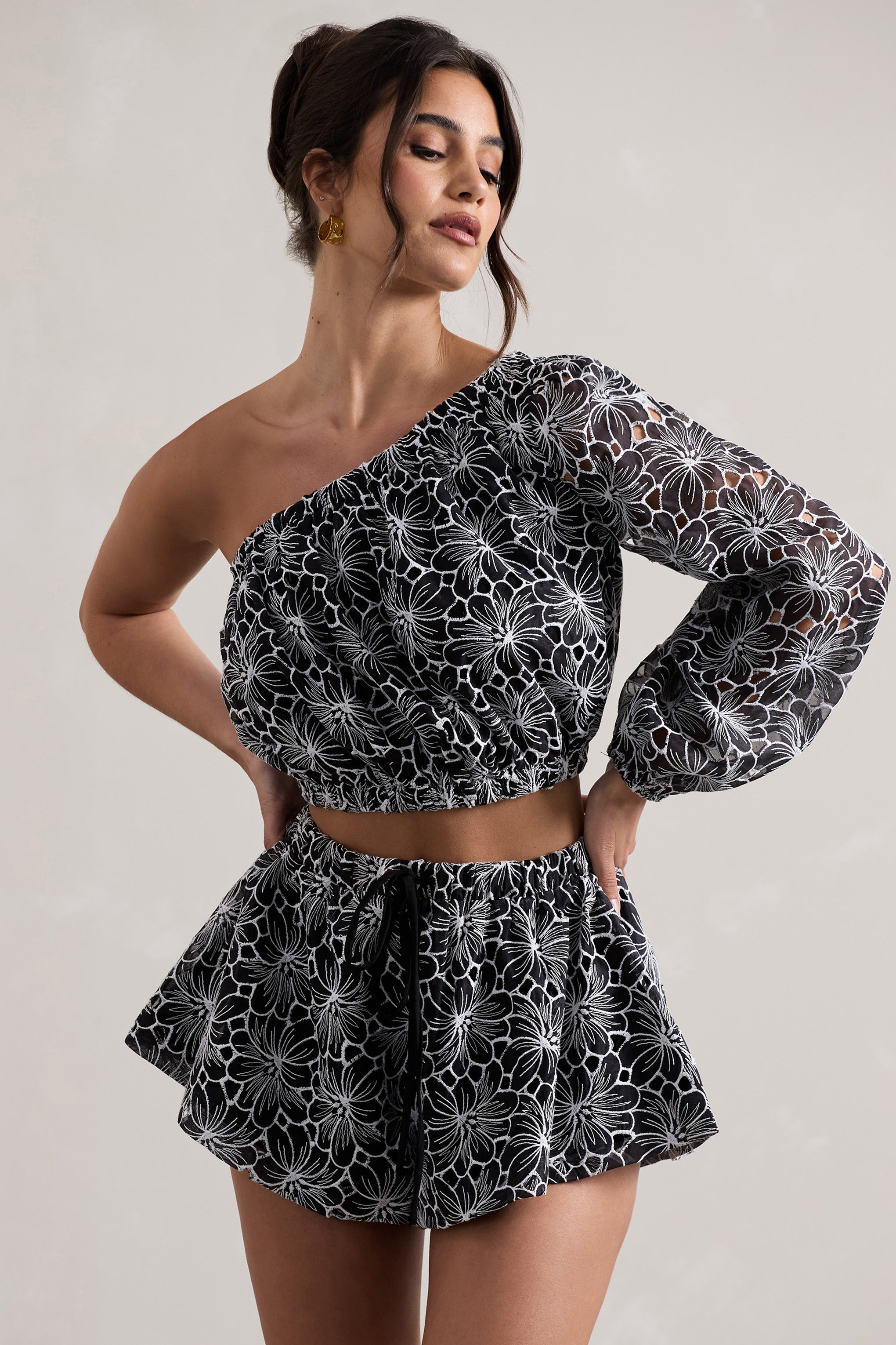 Son İstek | Siyah Dantel Asimetrik Tek Kol Crop-Top
