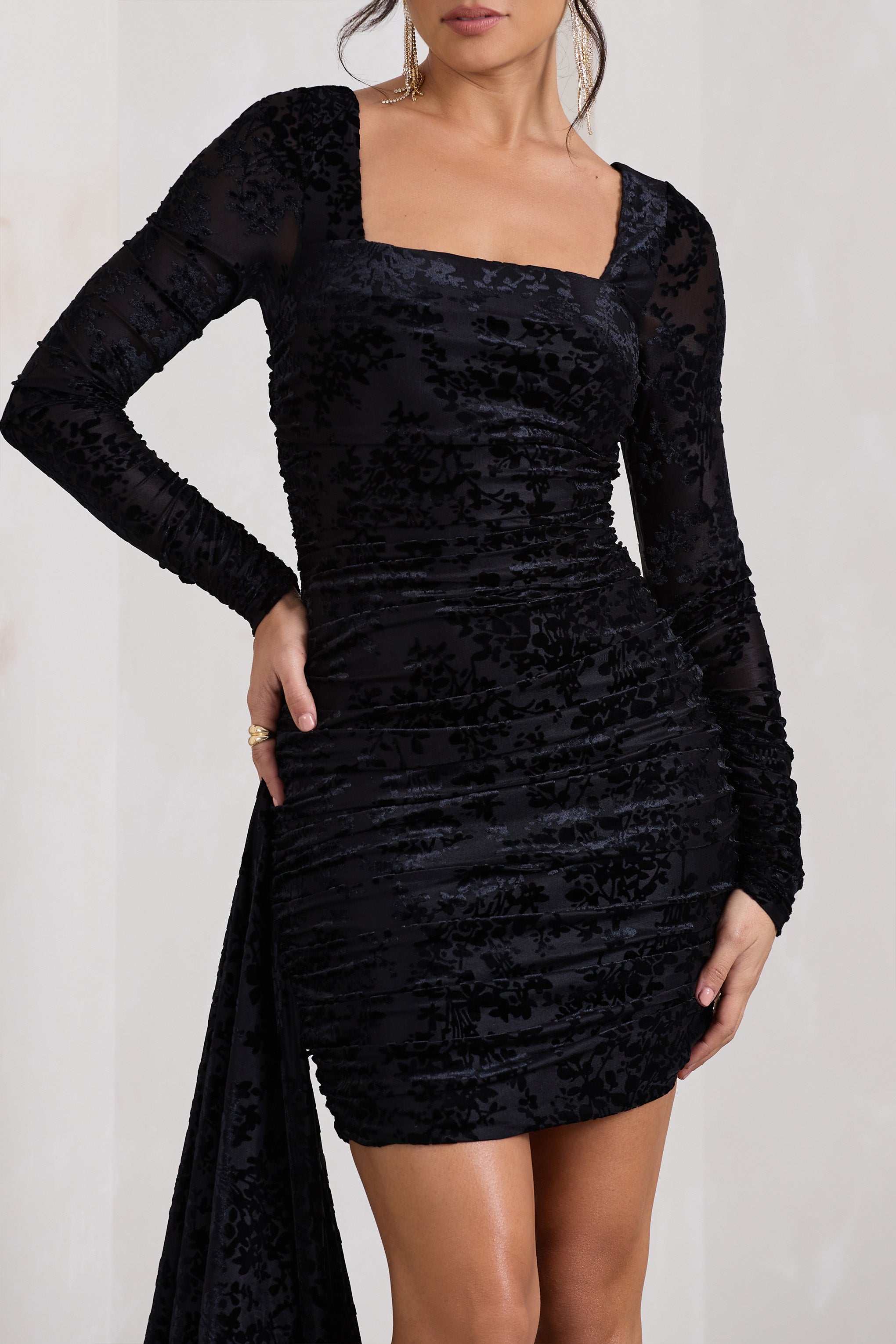 Kızıl Kesim | Siyah Kadife Çiçekli Uzun Kollu Volanlı Bodycon Mini Elbise