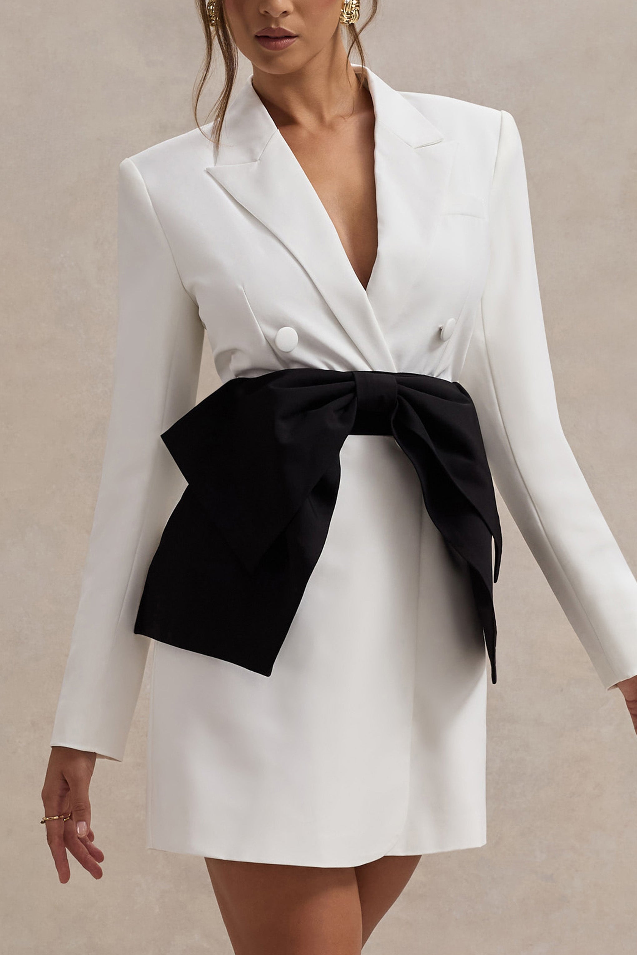 Ödüllü | Siyah Fiyonk Detaylı Beyaz Blazer Elbise