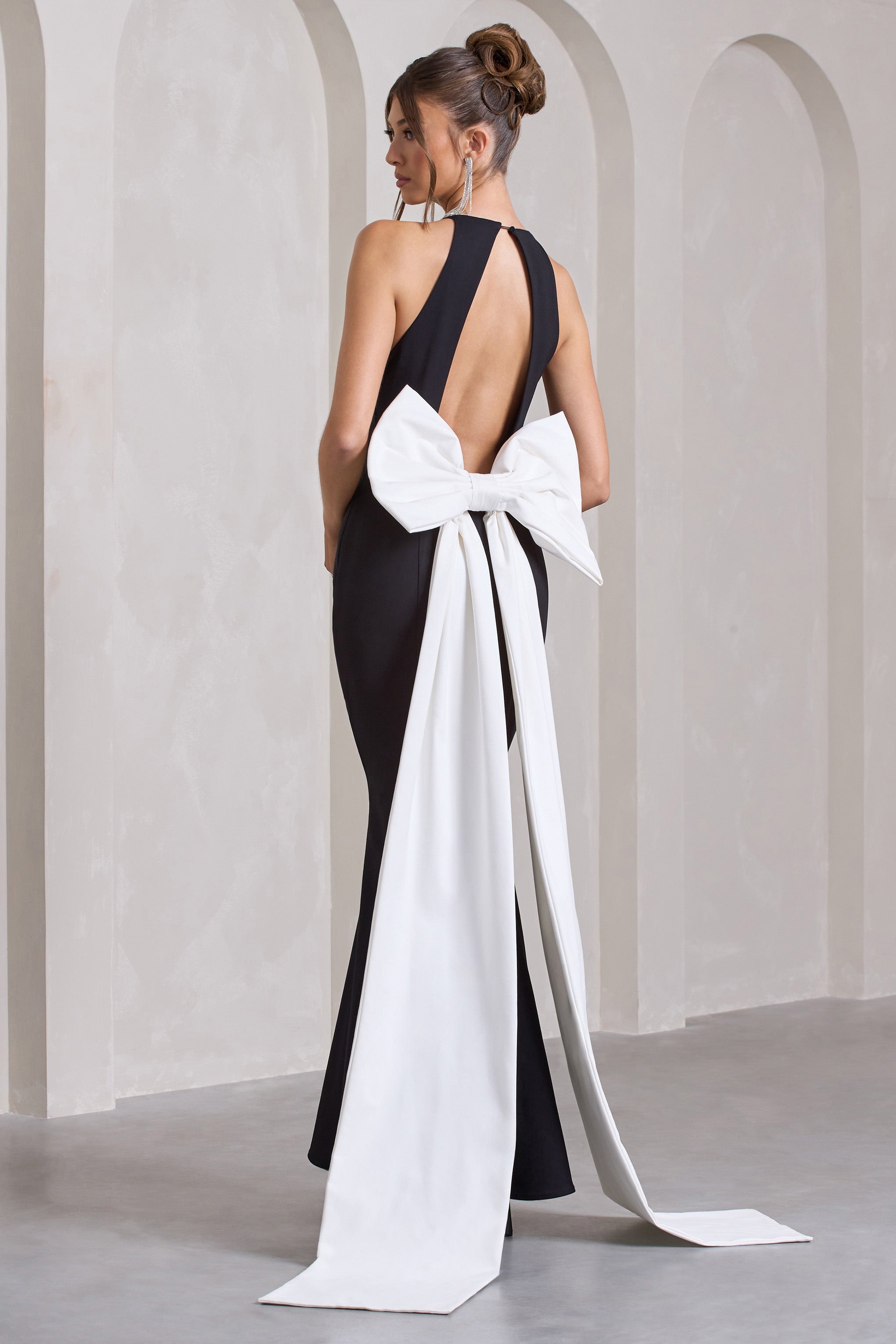 Bestow | Siyah Açık Sırt Maxi Elbise ile Oversized Beyaz Fiyonk