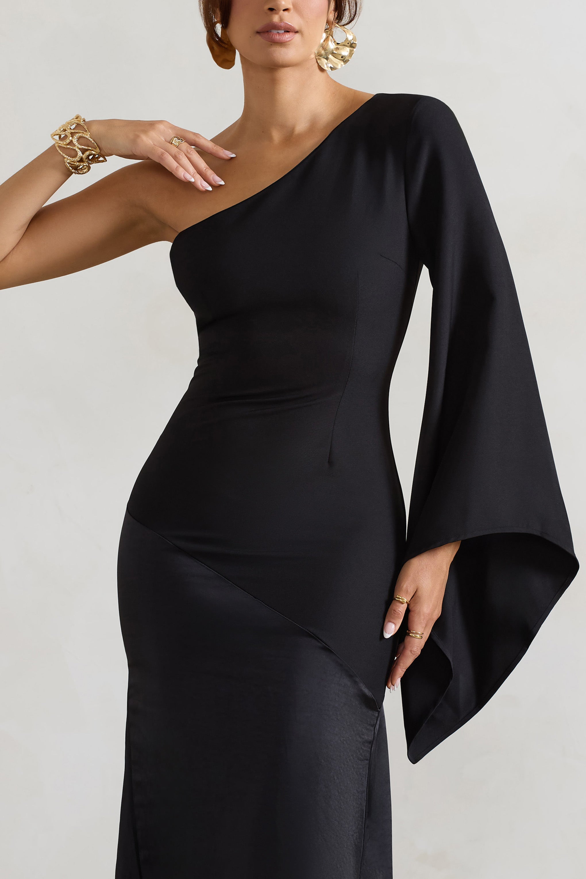 Salem | Saten Etekli Siyah Asimetrik Cape-Kollu Maxi Elbise
