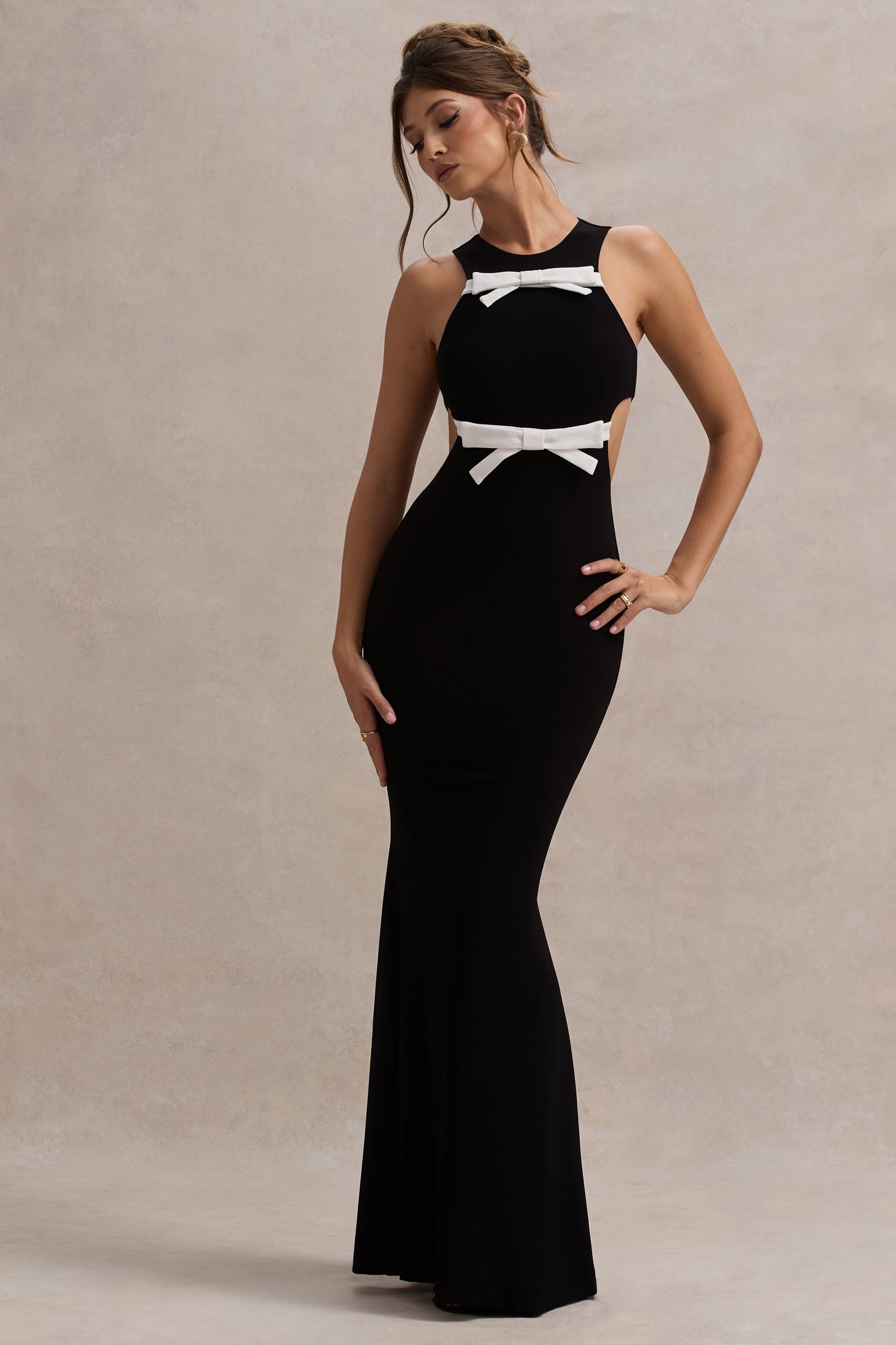 Aurelie | Siyah Kesik Maxi Elbise İle Fiyonklar