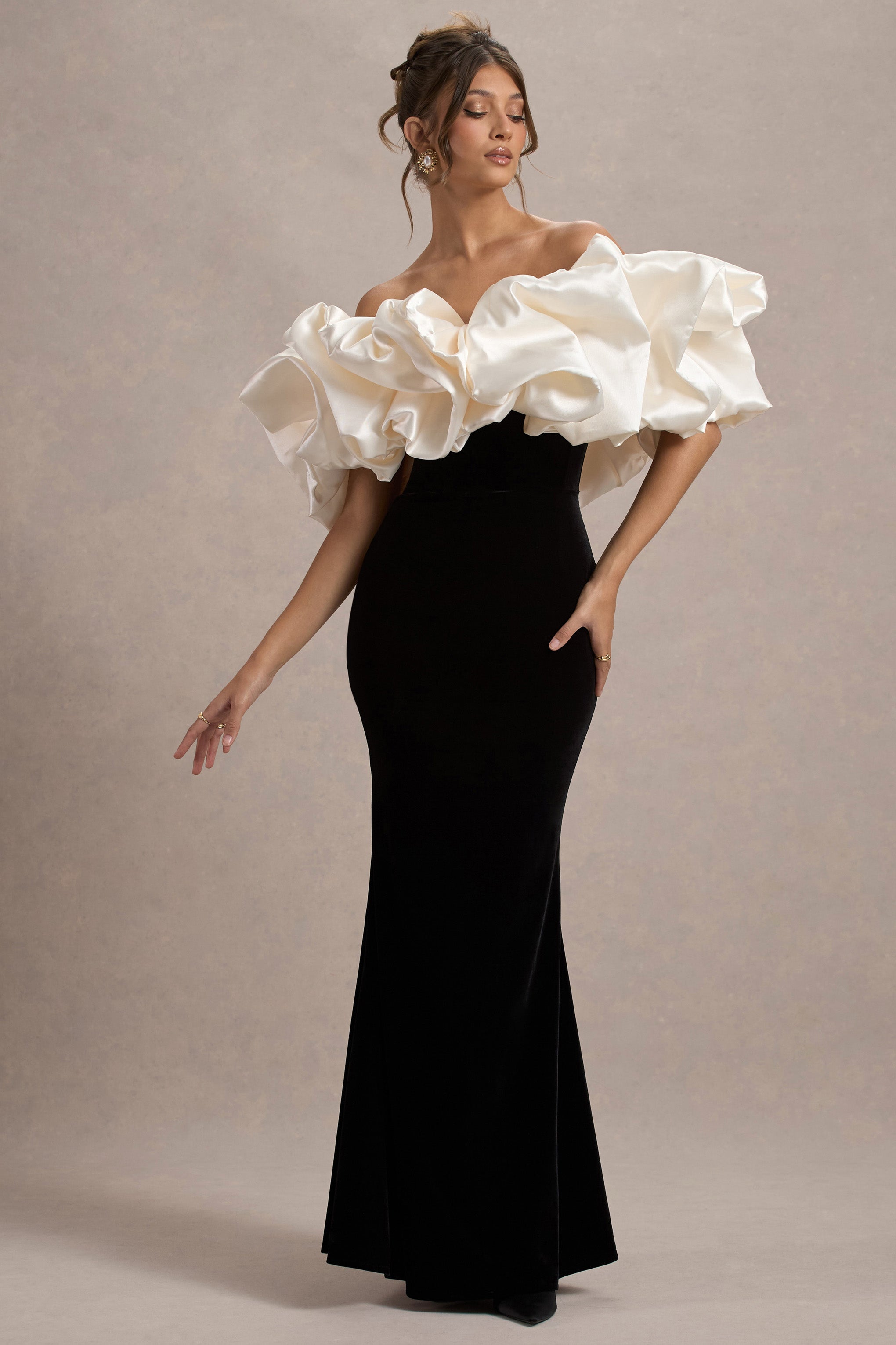 Cecily | Saten Ruffle Detaylı Siyah Kadife Maxi Elbise