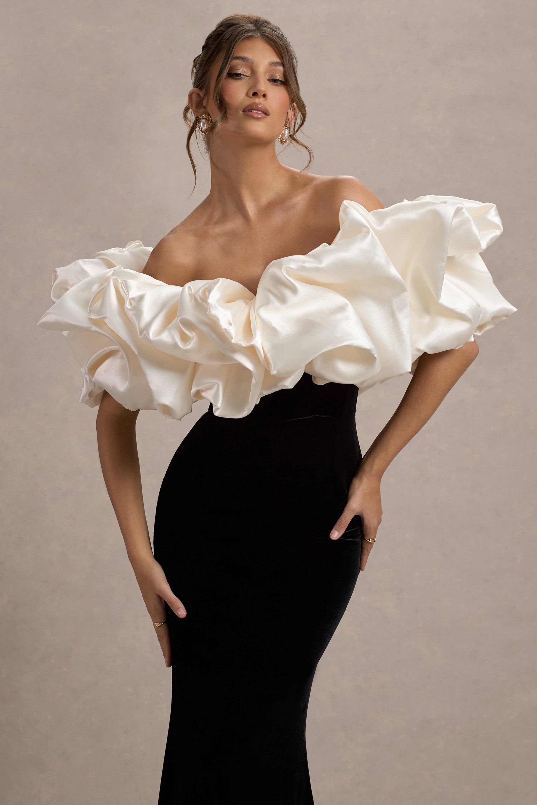 Cecily | Saten Ruffle Detaylı Siyah Kadife Maxi Elbise