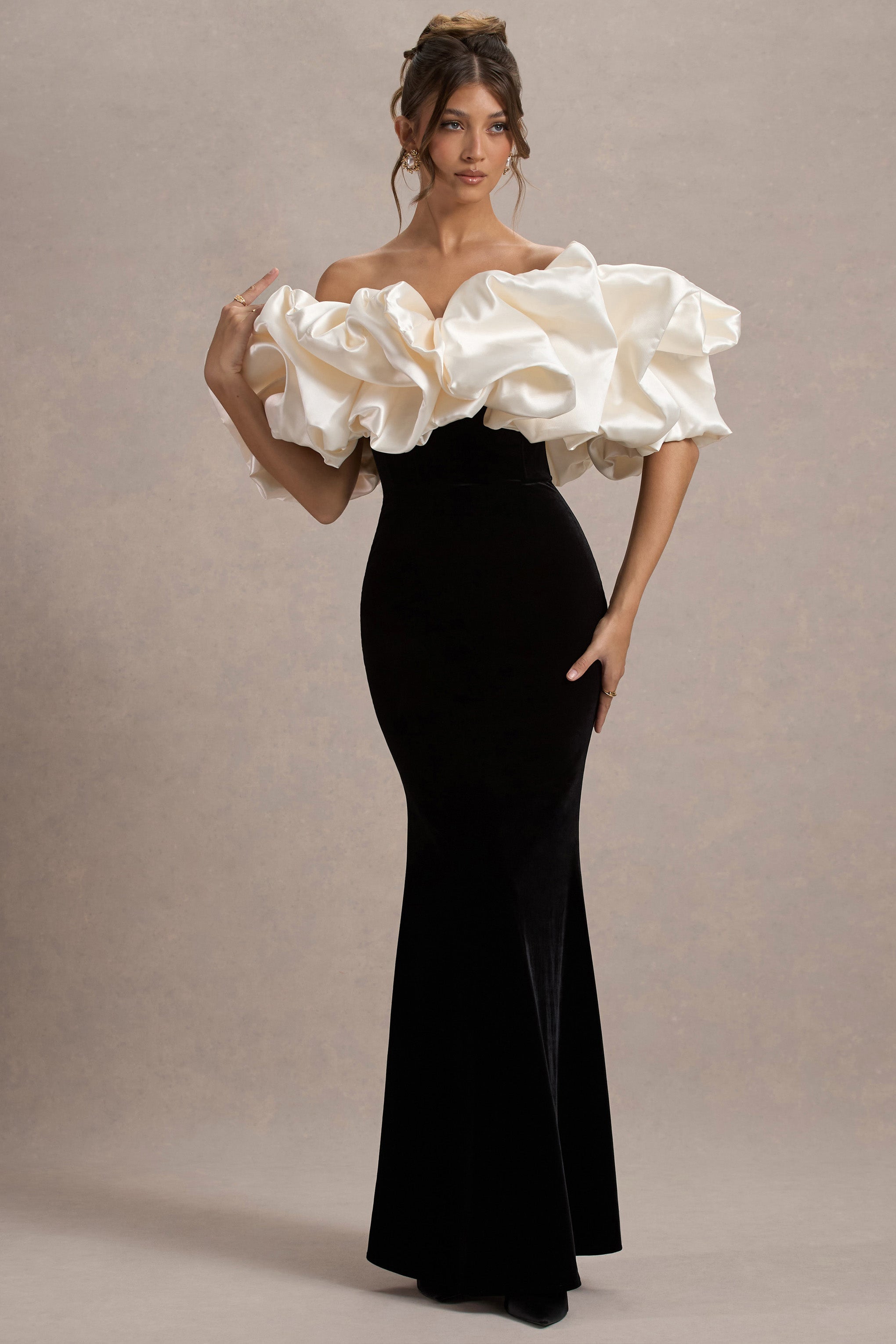 Cecily | Saten Ruffle Detaylı Siyah Kadife Maxi Elbise