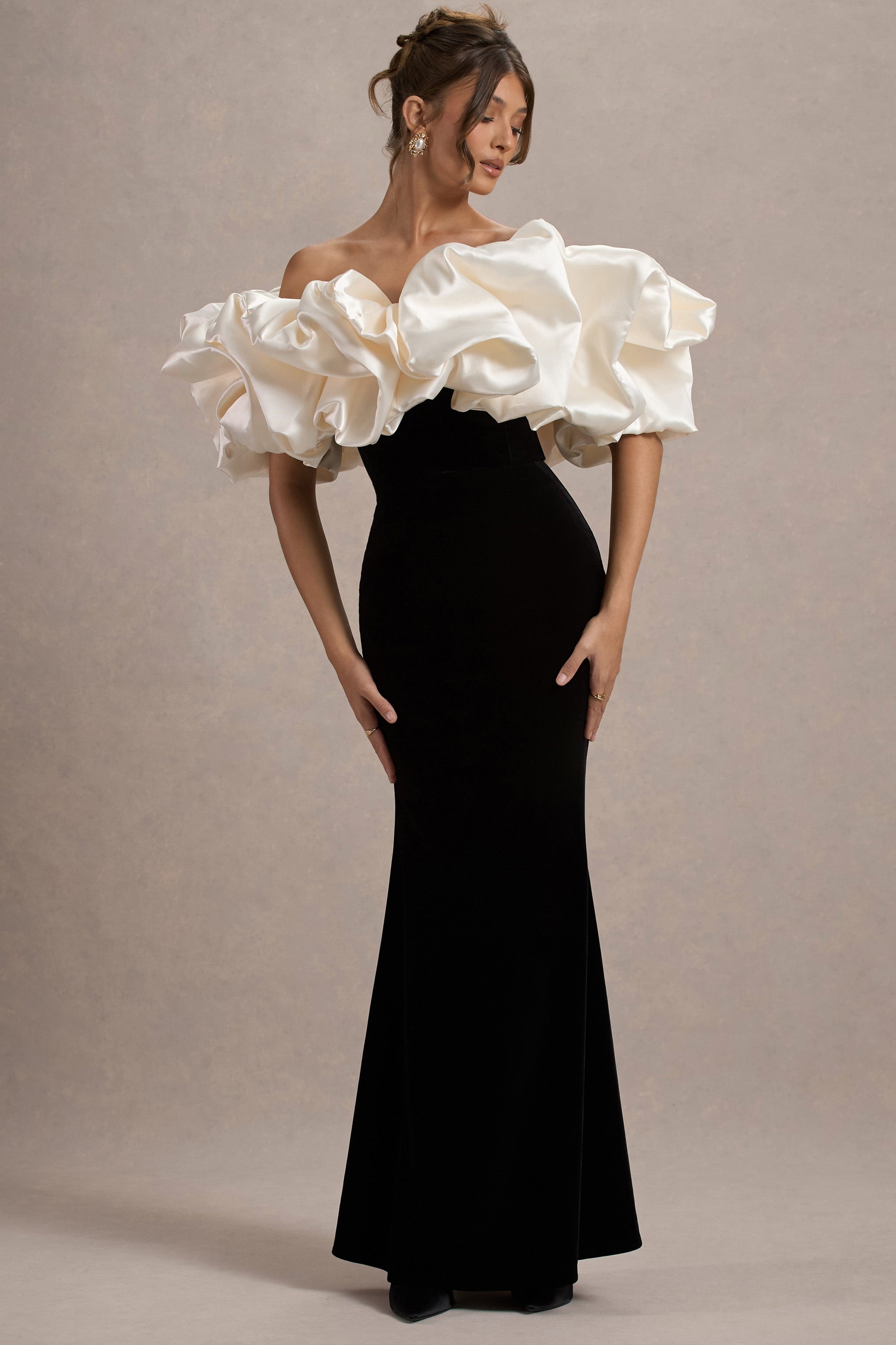 Cecily | Saten Ruffle Detaylı Siyah Kadife Maxi Elbise