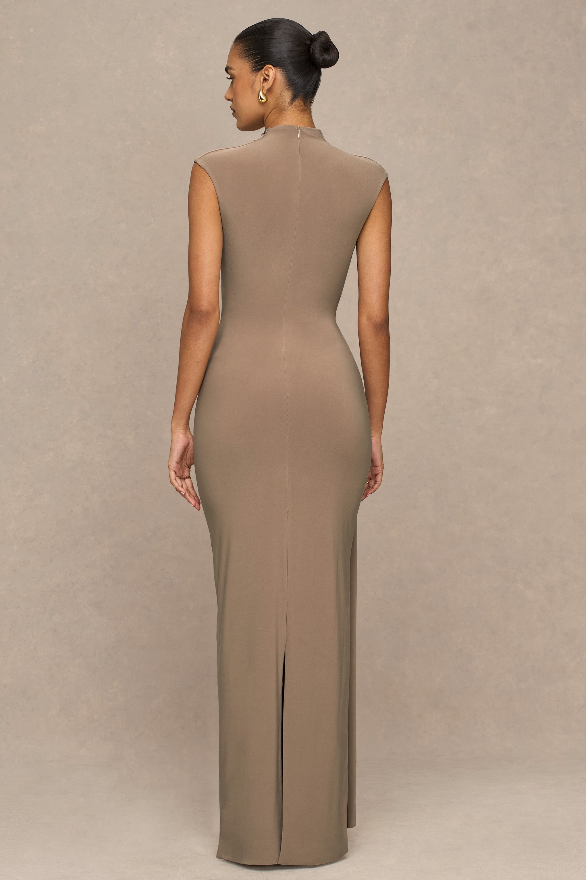 Solene | Kırışık ve Drape Detaylı Kahverengi Yüksek Yaka Maxi Elbise