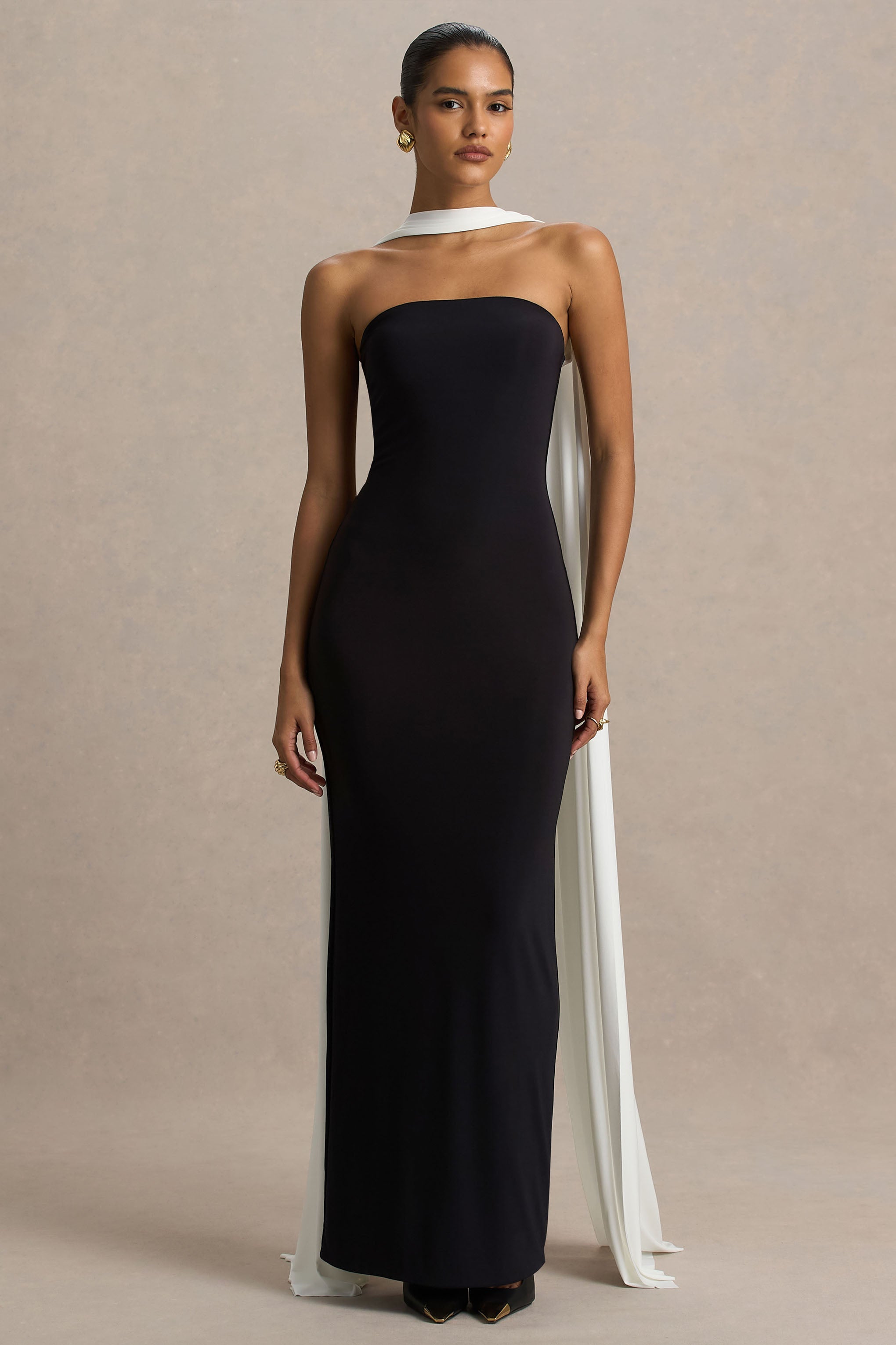 Kelilah | Siyah ve Beyaz Bandeau Maxi Elbise ile Pelerin