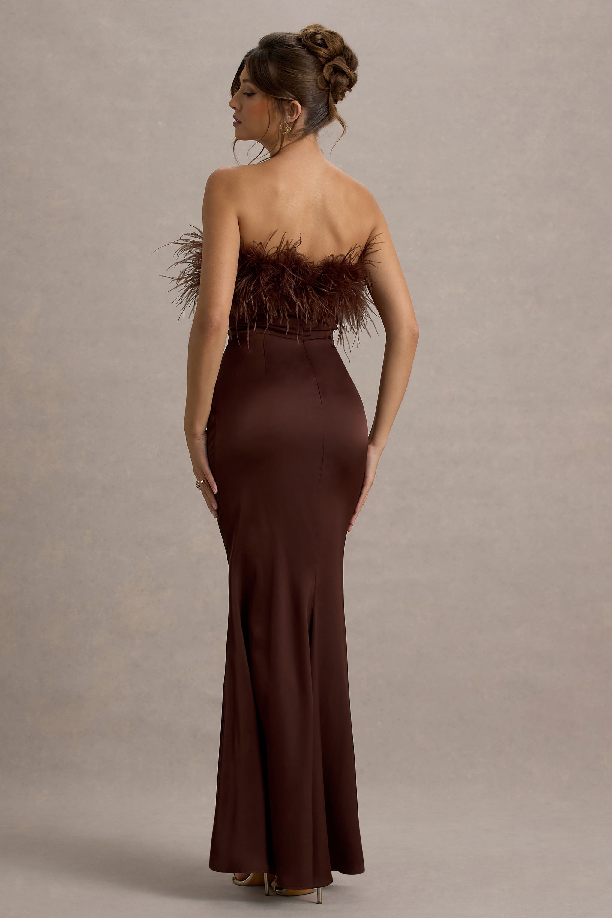 Onun İçin Elbise | Kahverengi Saten Tüy Detaylı Bandeau Maxi Elbise