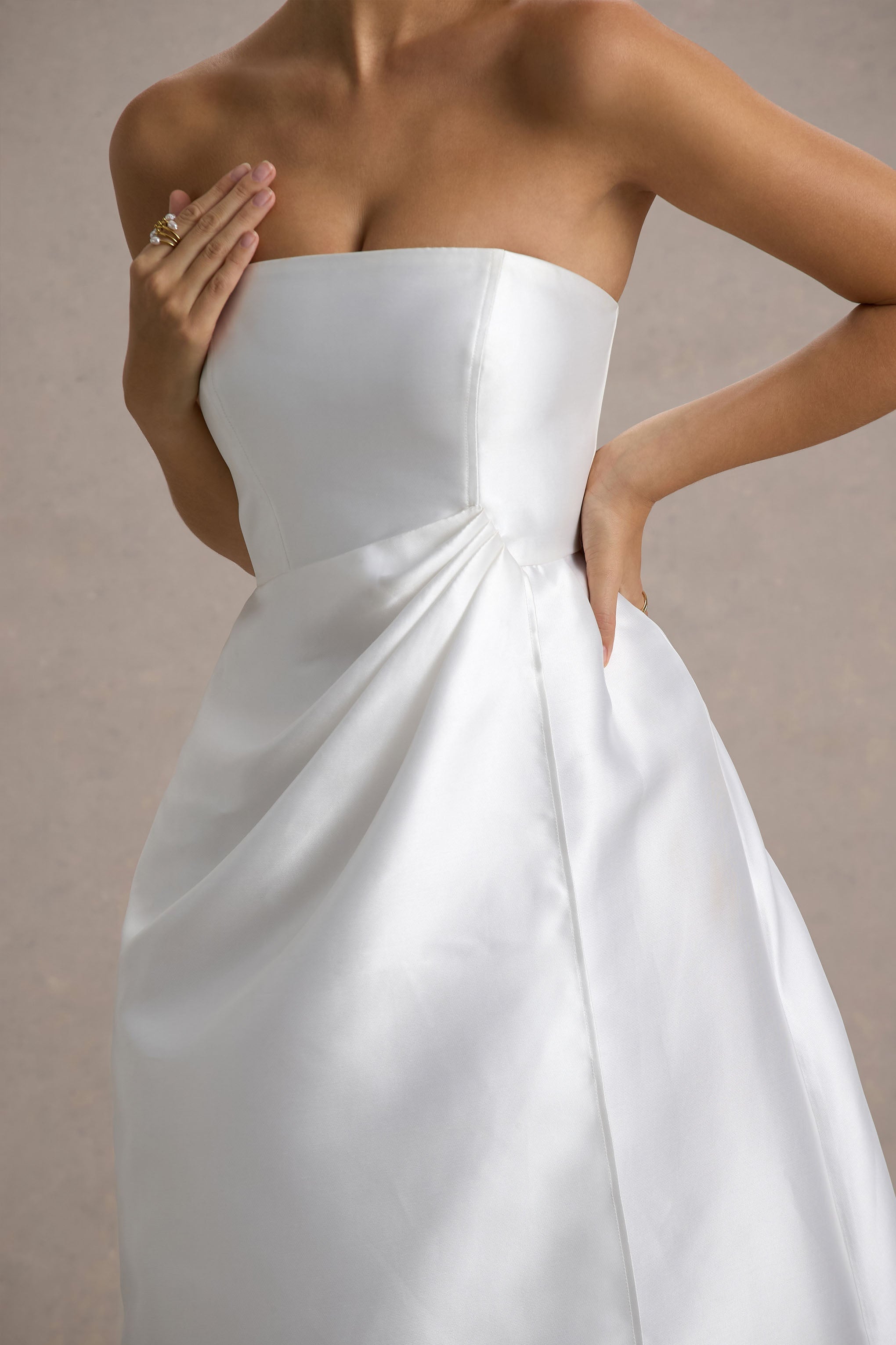 Evrensel | Beyaz Bandeau Yırtmaçlı Puff-Etek Maxi Elbise