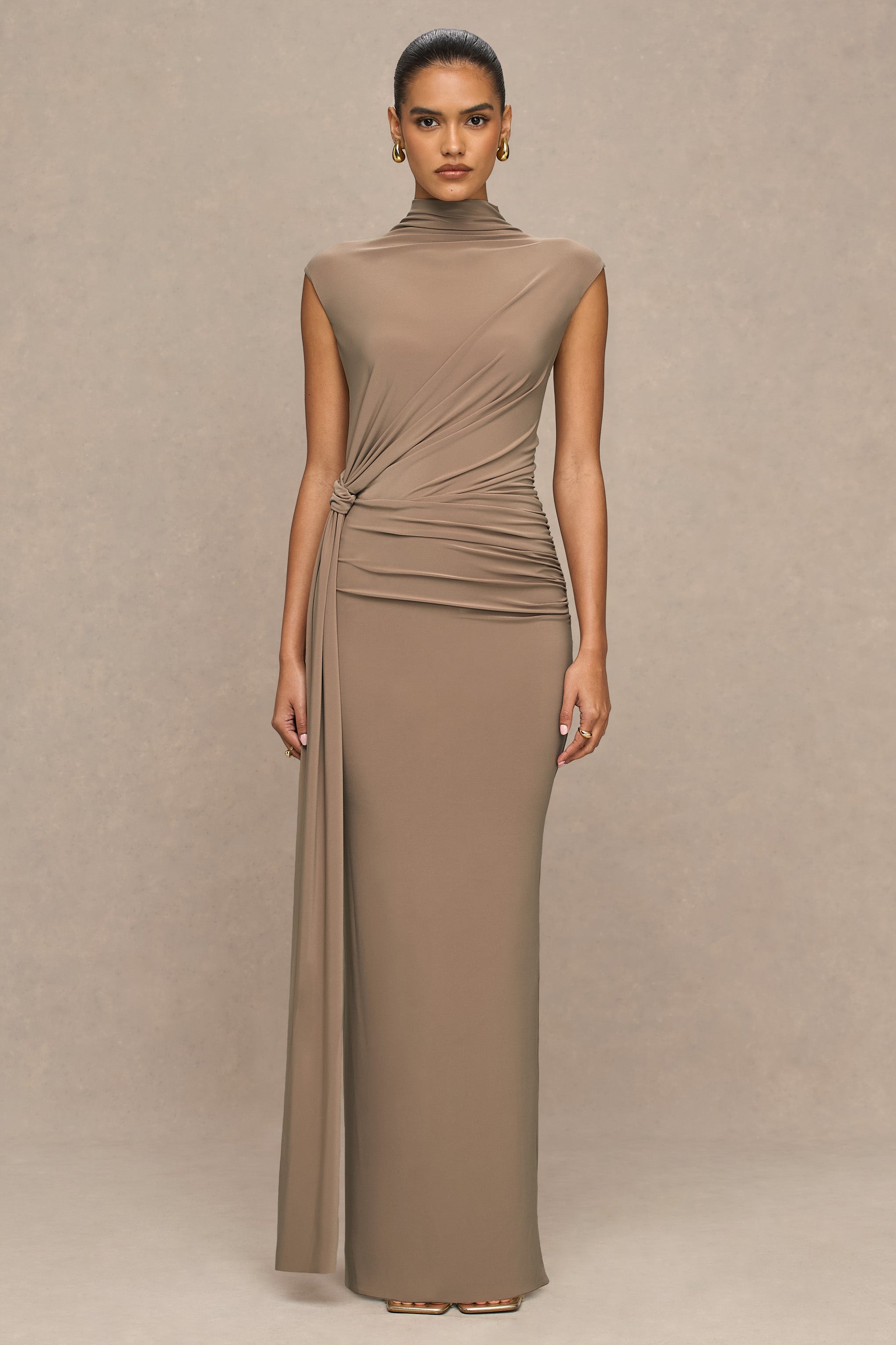 Solene | Kırışık ve Drape Detaylı Kahverengi Yüksek Yaka Maxi Elbise