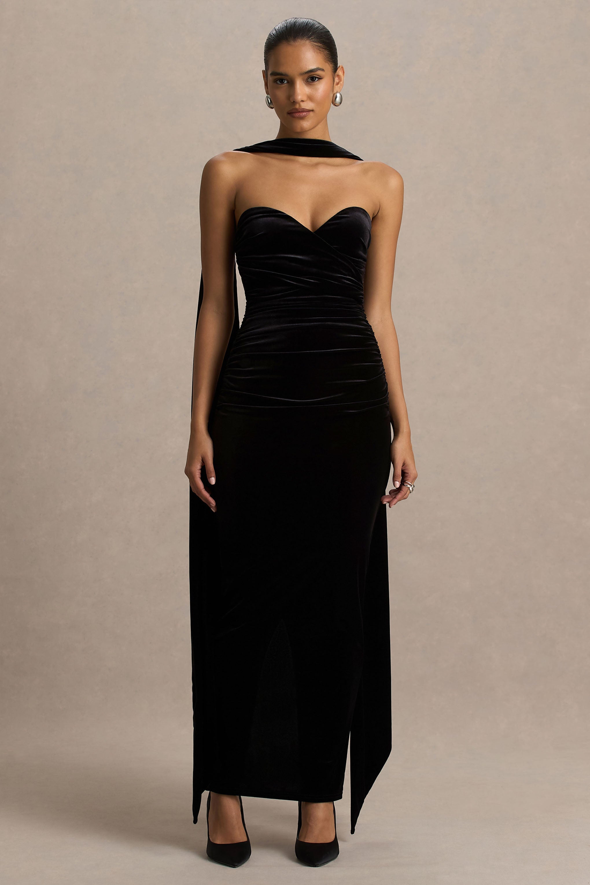 Paloma | Siyah Kadife Bandeau Yaka Maxi Elbise Şal ile
