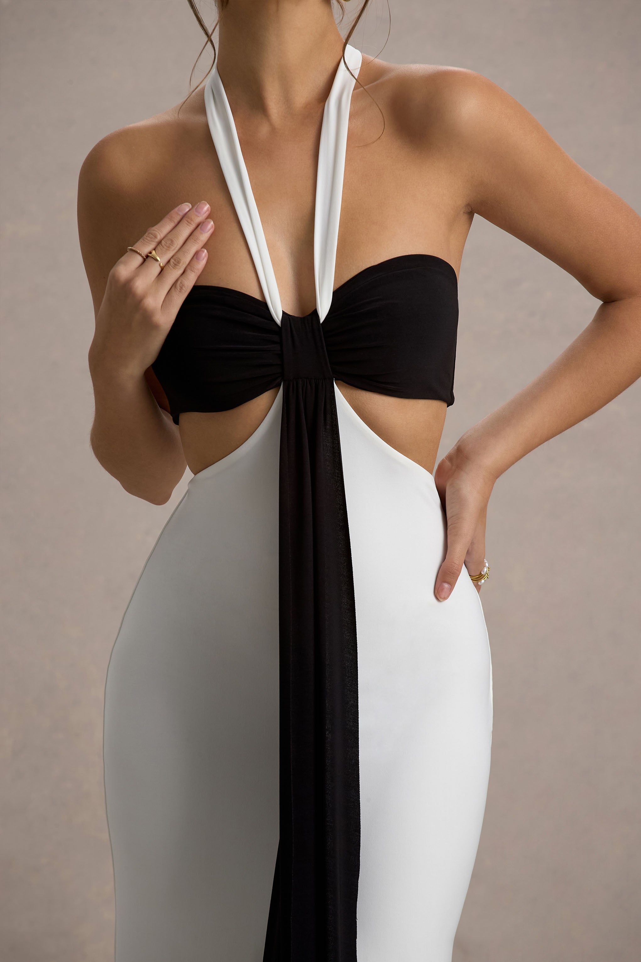Acentis | Siyah & Beyaz Halter Yaka Kesik Maxi Elbise