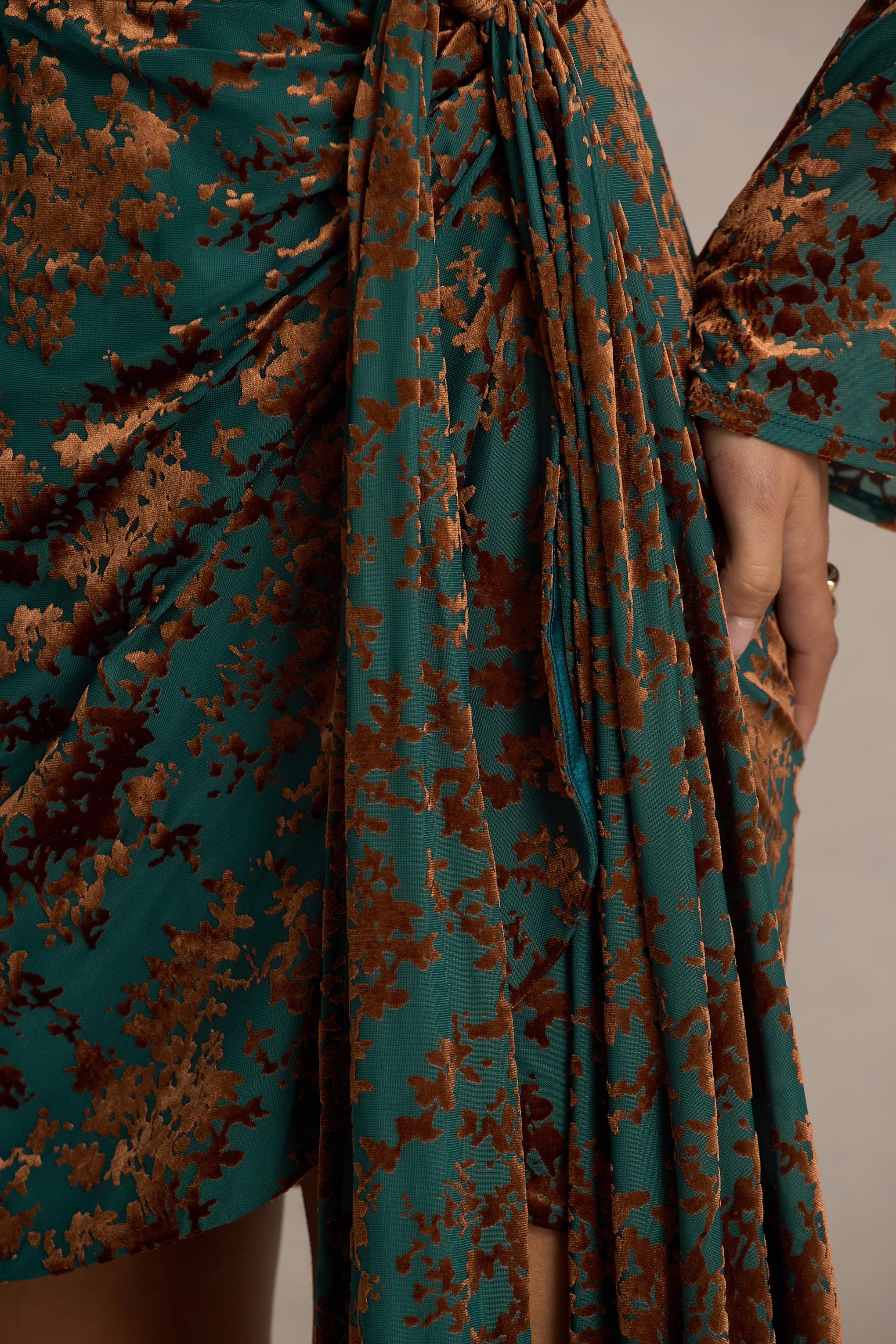 Dimitra | Koyu Yeşil ve Kahverengi Kadife Devore Derin Yaka Sarma Mini Elbise