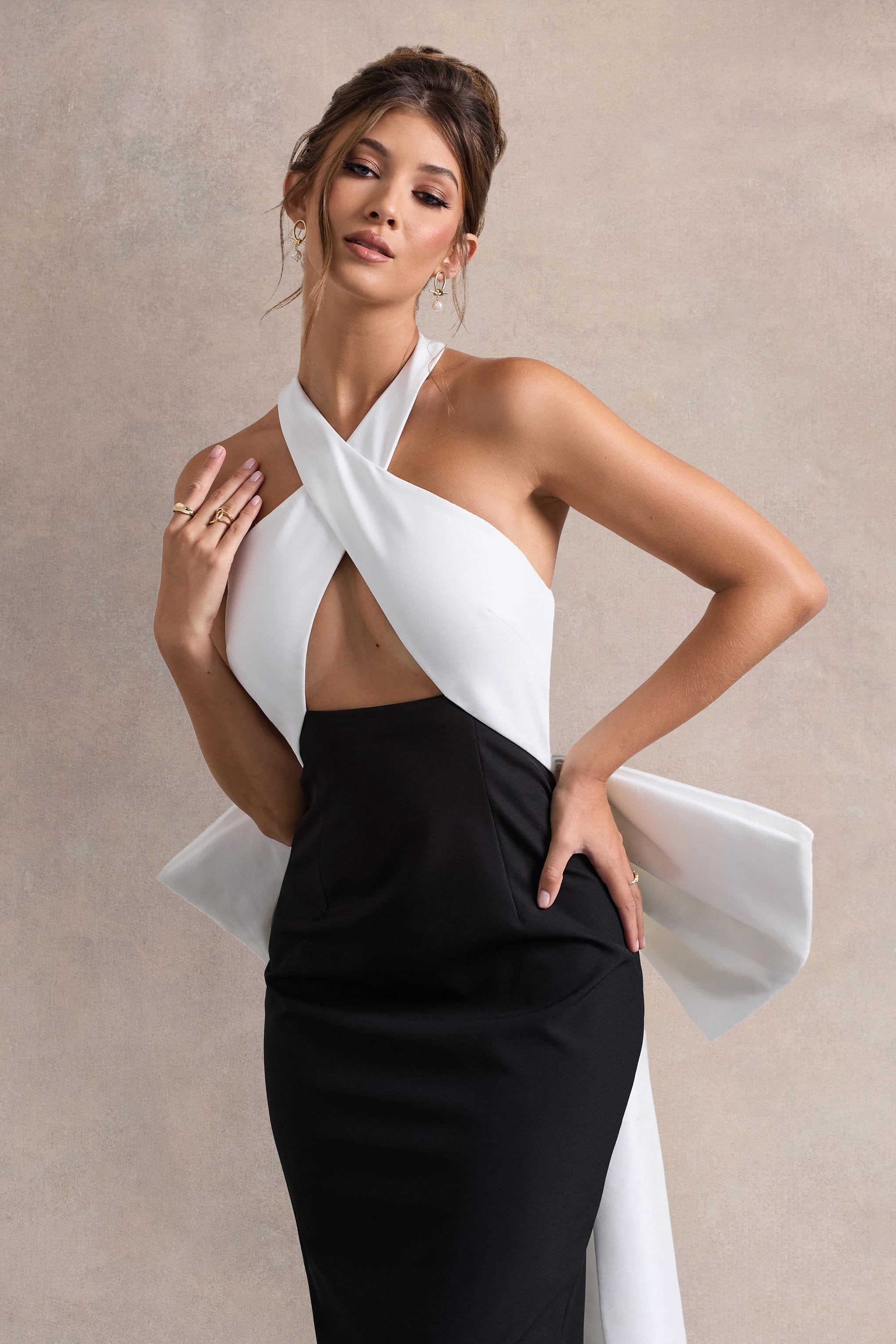 Blanca | Büyük Fiyonk Detaylı Siyah & Beyaz Halter Yaka Kesik Midi Elbise