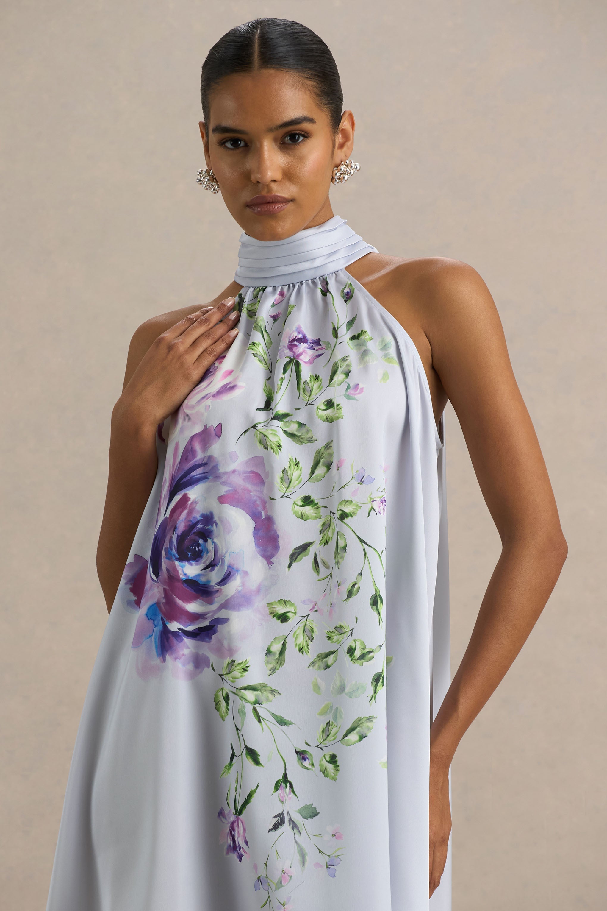 Evita | Toz Mavi Gül Desenli Yüksek Yaka A-Line Mini Elbise ile Fiyonklu