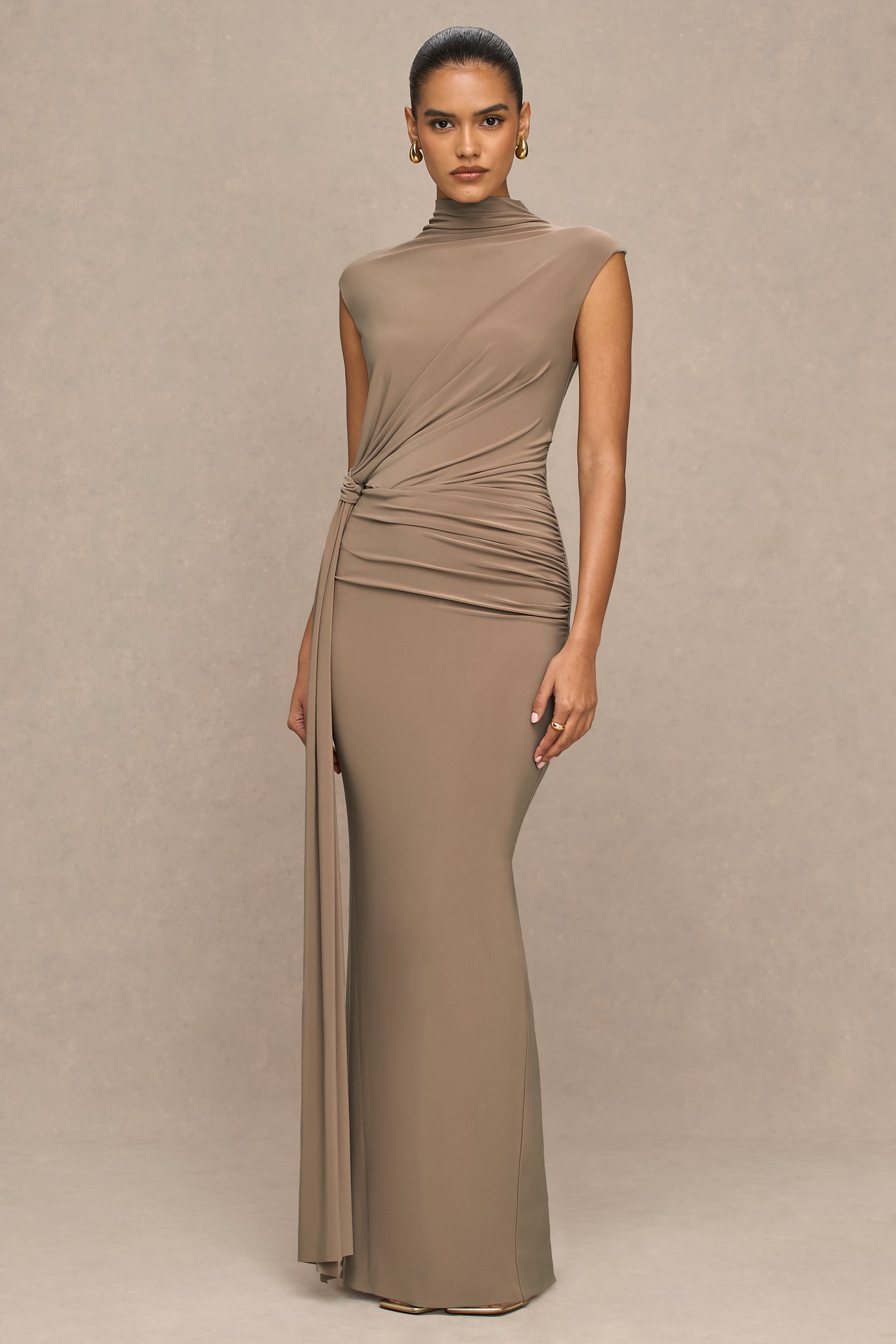 Solene | Kırışık ve Drape Detaylı Kahverengi Yüksek Yaka Maxi Elbise