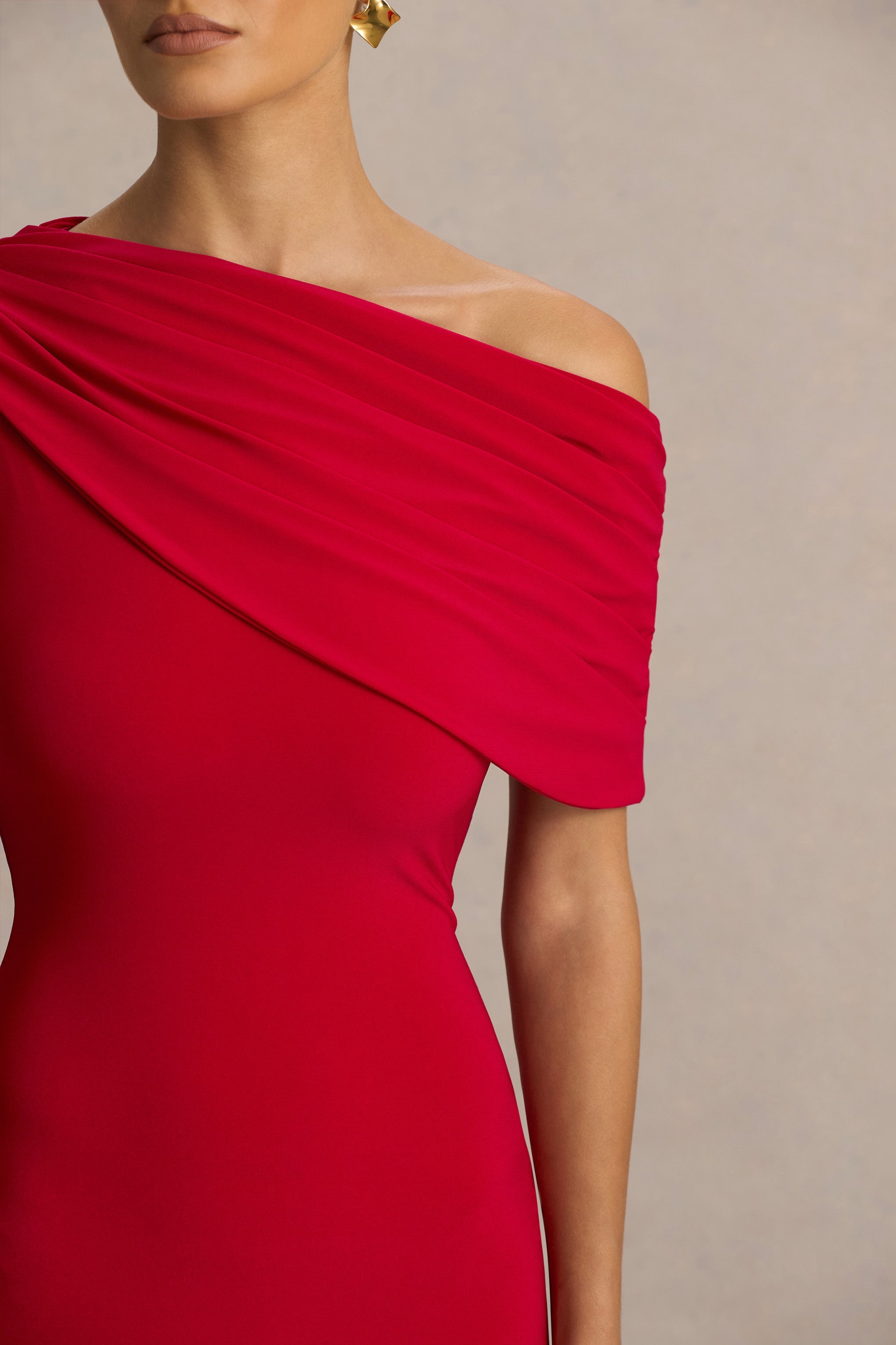 Zendaya | Kırmızı Asimetrik Yaka Kuyruklu Maksı Elbise Pelerin Detayı ile