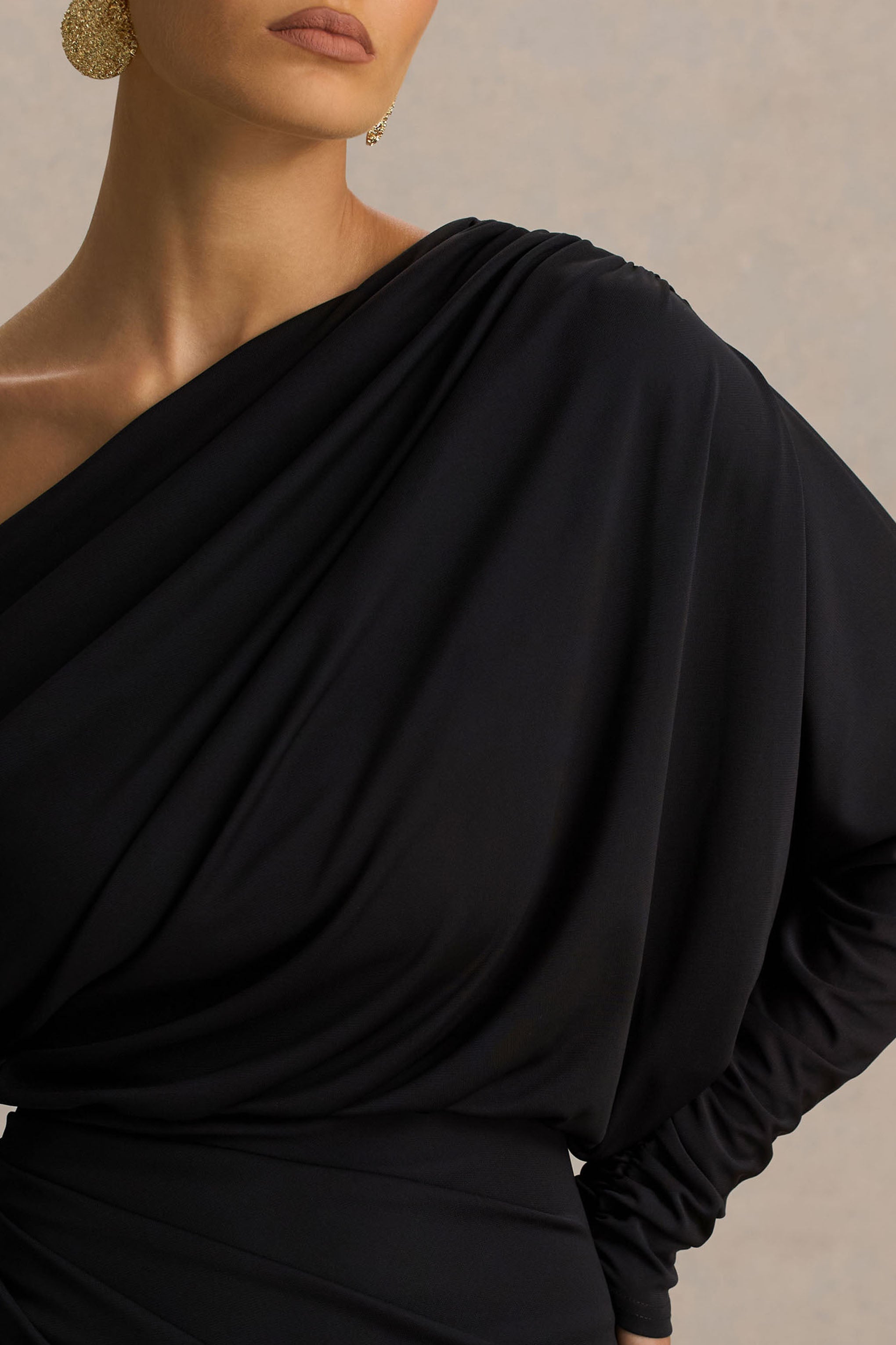 Olivia | Drapeli Detaylar ve Ön Yüksek Yırtmaçlı Siyah Asimetrik Maxi Elbise