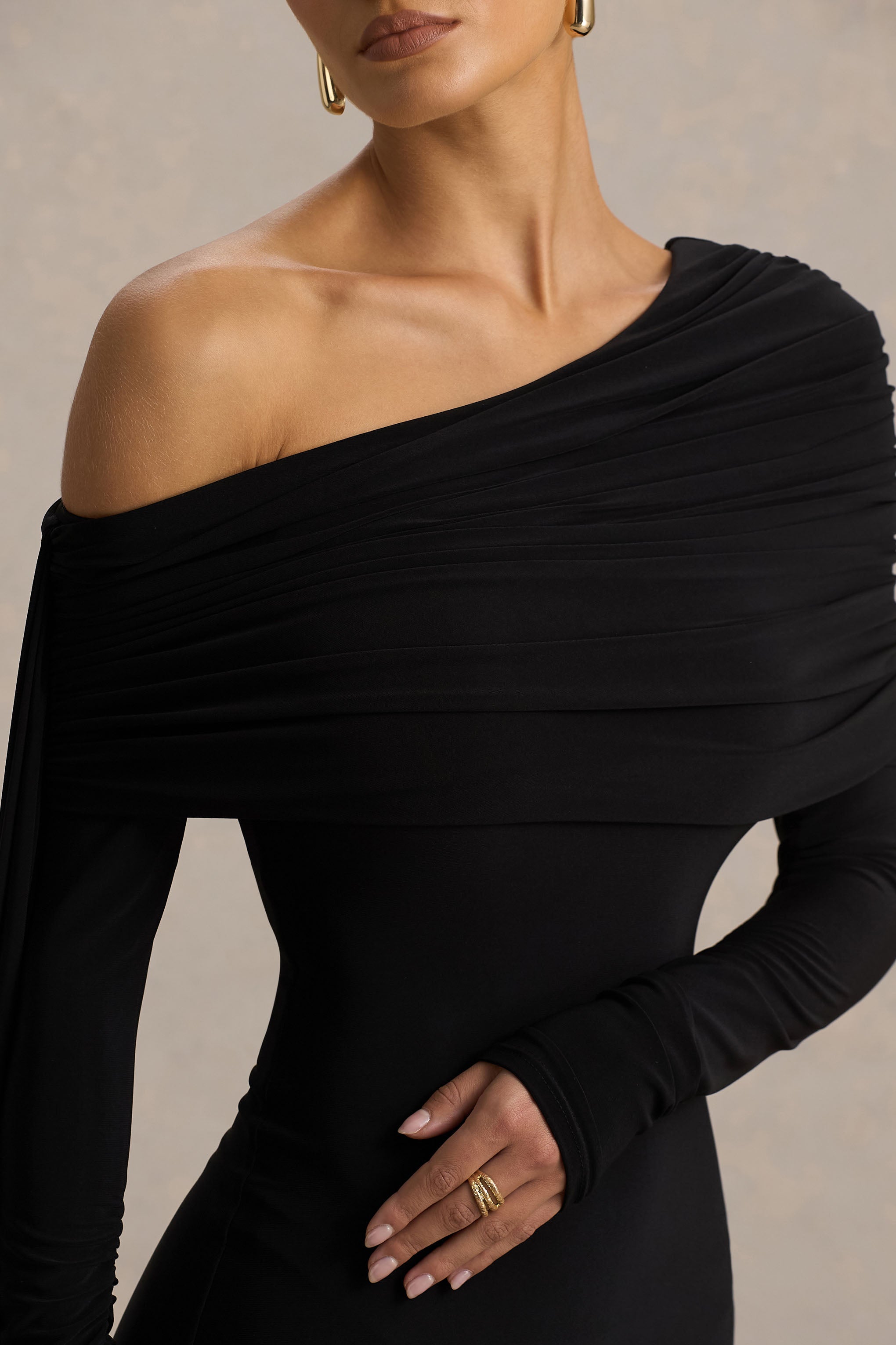 Octavia | Siyah Bardot Yaka Maxi Elbise, Pelerin ve Fırfır Detayları ile