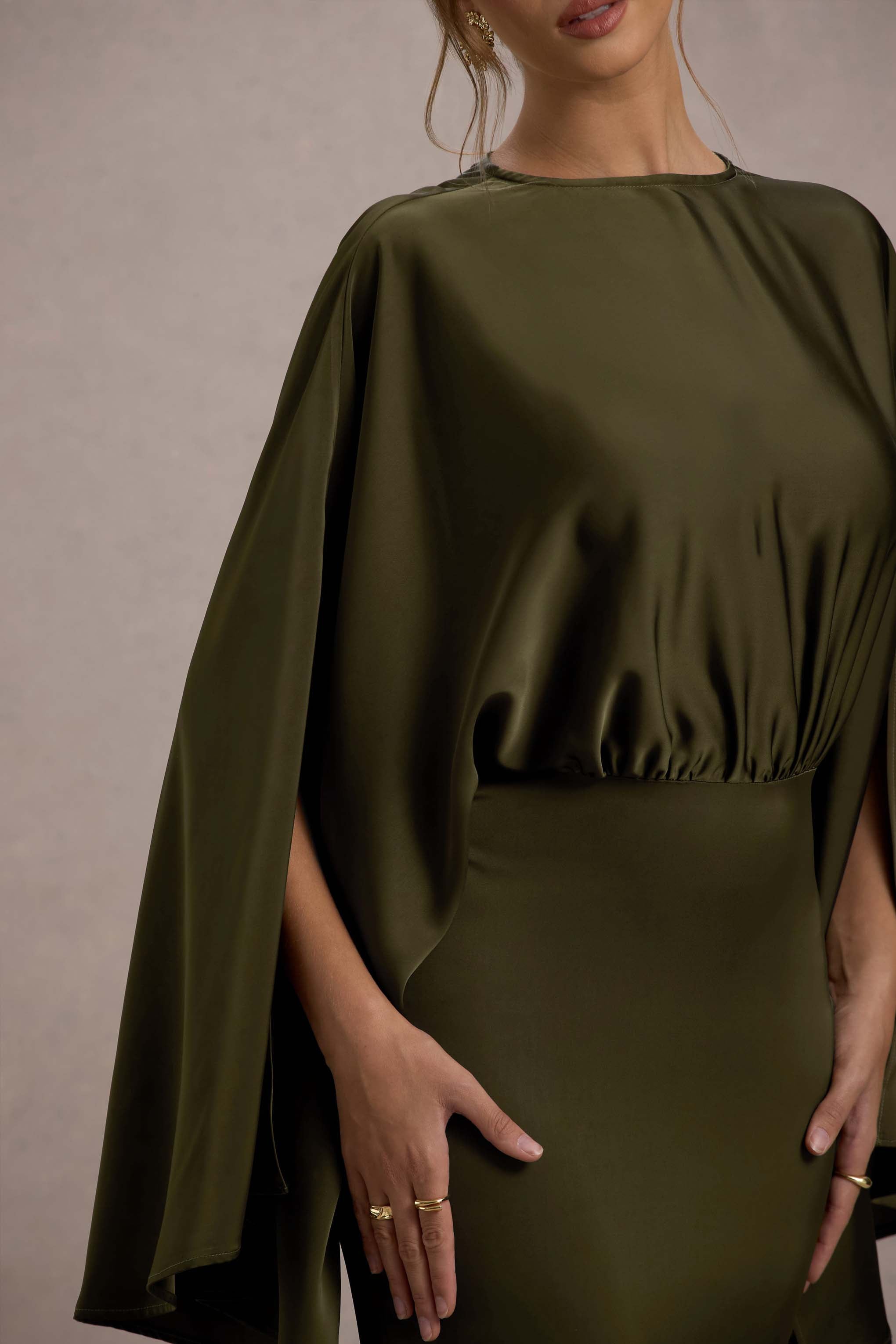 Zuzanna | Kıvrımlı Maxi Elbise, Kapağı Kolları ile