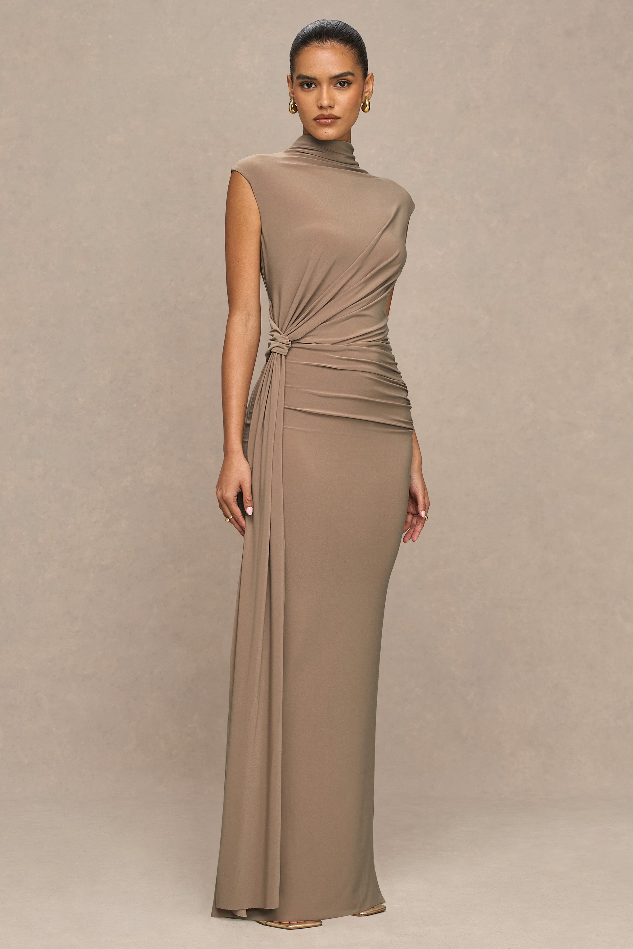 Solene | Kırışık ve Drape Detaylı Kahverengi Yüksek Yaka Maxi Elbise