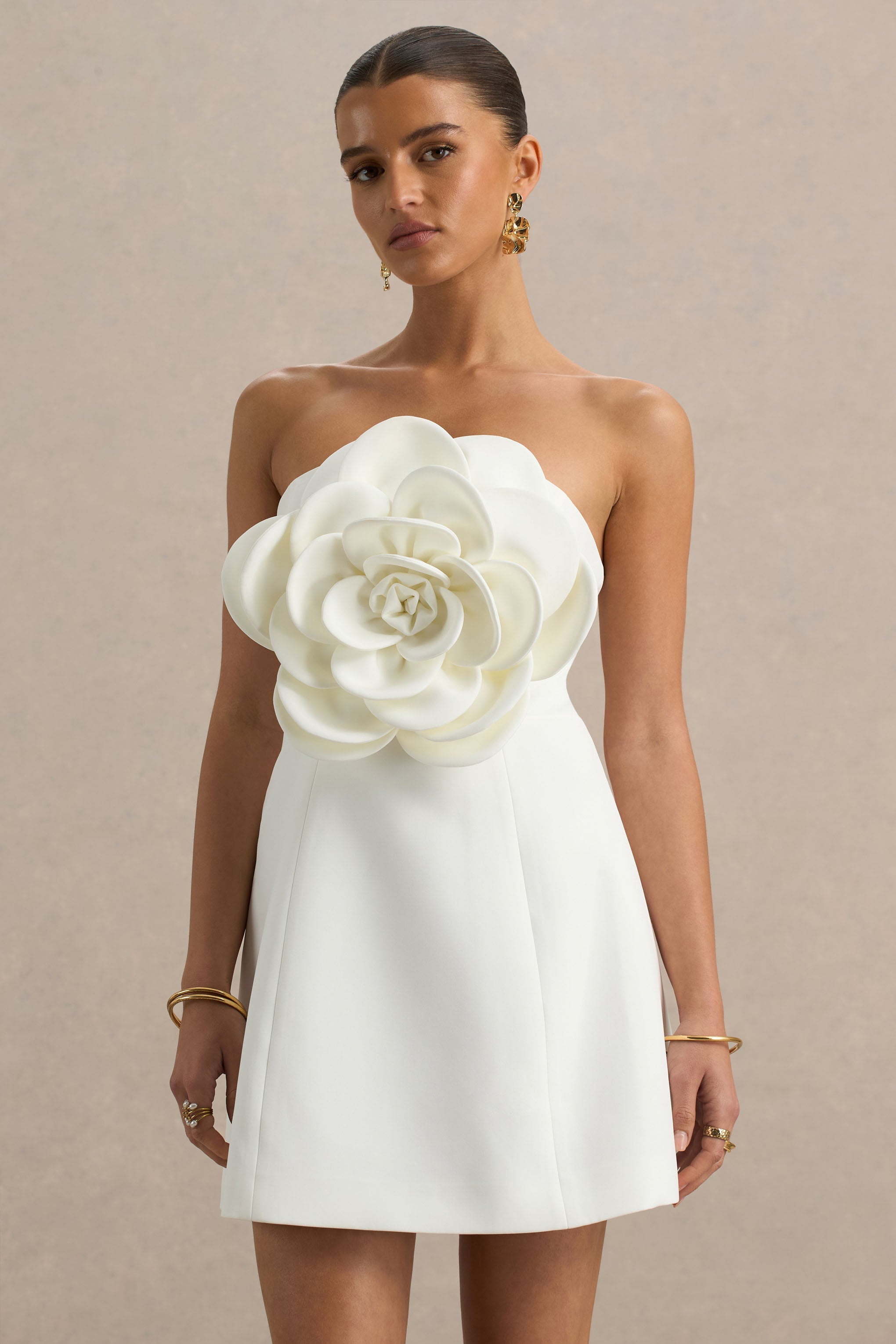 Narcis | Büyük Çiçek Korsajlı Beyaz Bandeau Mini Elbise