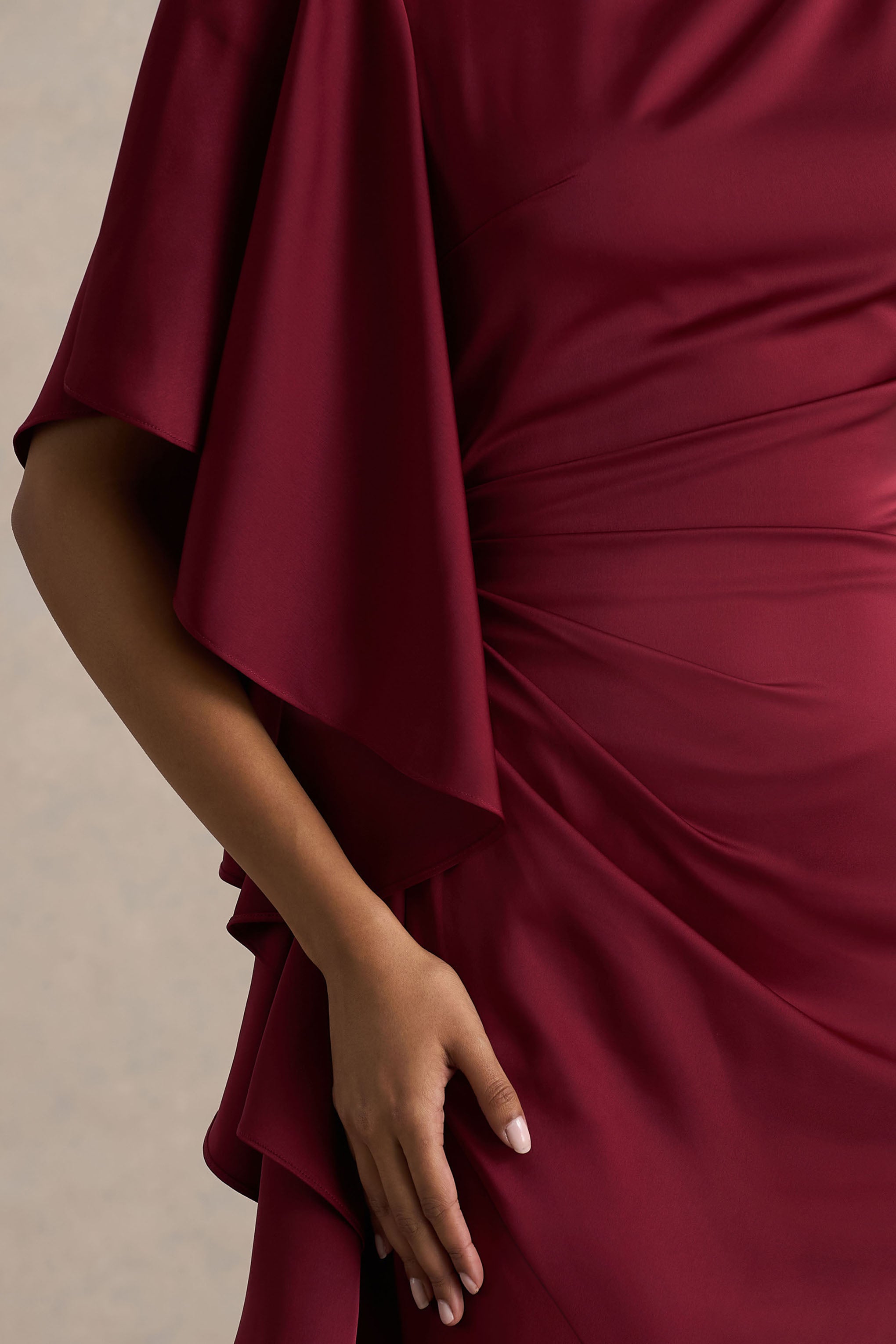 Rosy | Ön Yırtmaçlı ve Fırfır Detaylı Bordo Saten Maxi Elbise