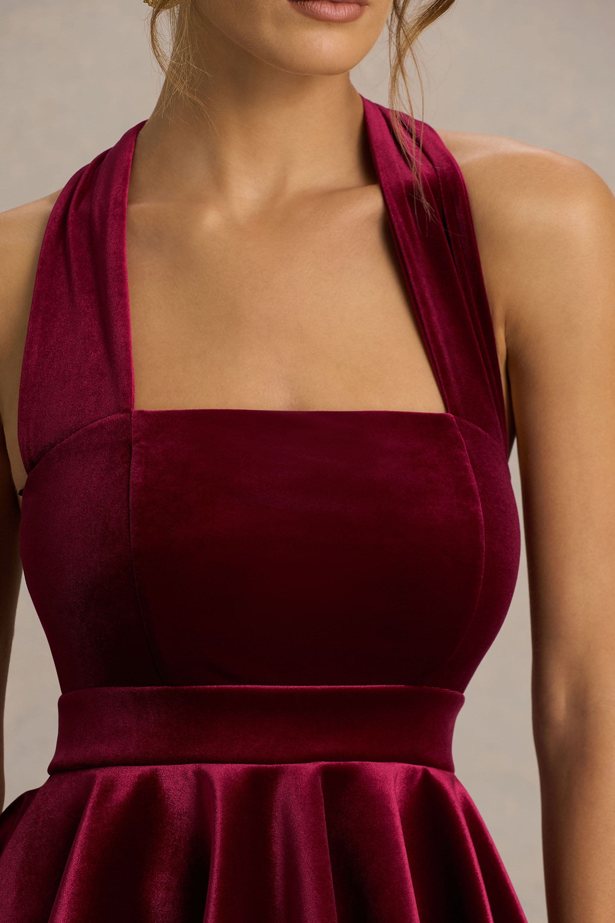 Mirage | Bordo Kadife Halter Yaka Mini Elbise ile Kayık Etek