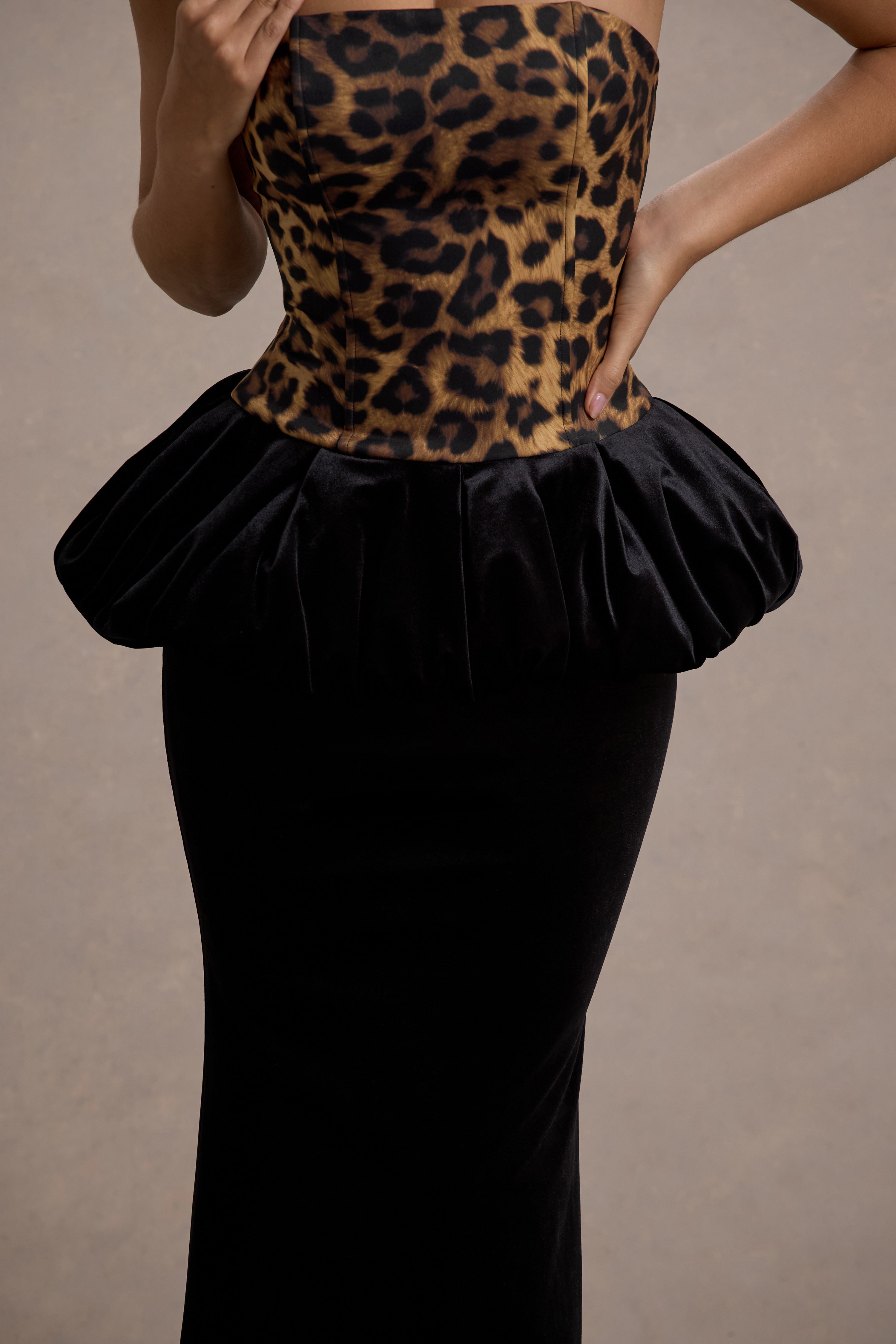 Harriette | Siyah Kadife Peplum Etekli Leopar Desenli Bandeau Maxi Elbise