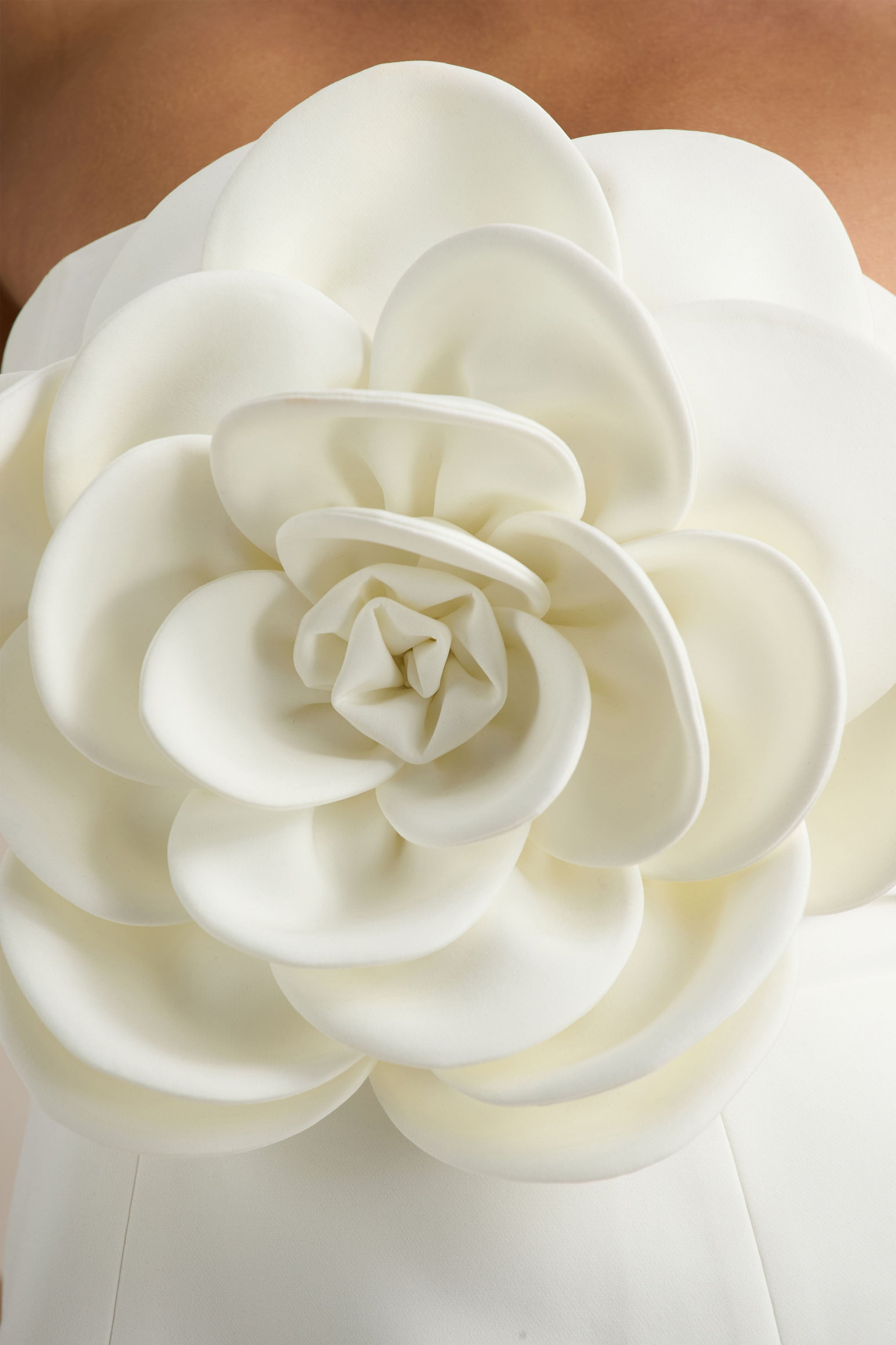Narcis | Büyük Çiçek Korsajlı Beyaz Bandeau Mini Elbise