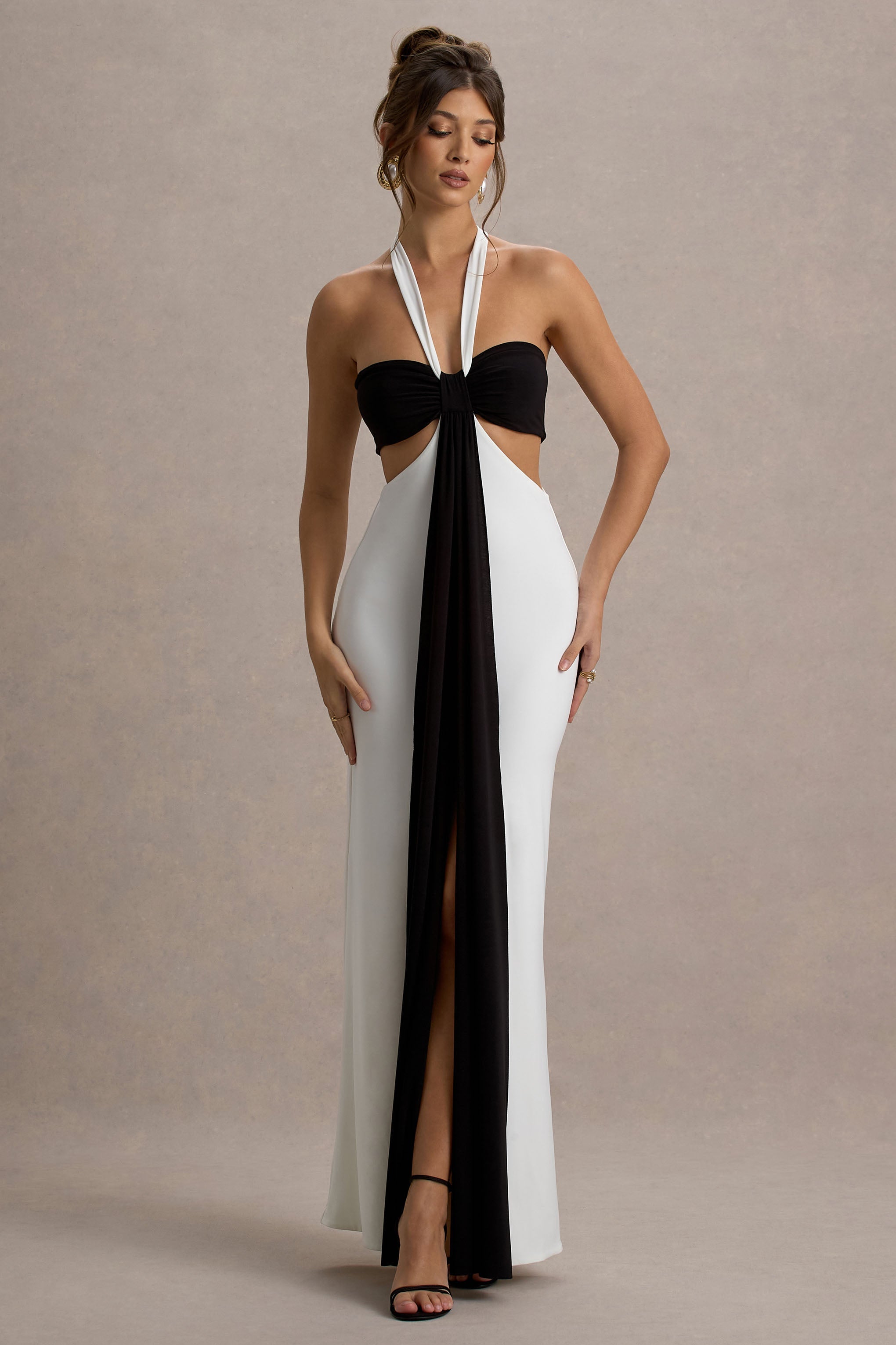Acentis | Siyah & Beyaz Halter Yaka Kesik Maxi Elbise