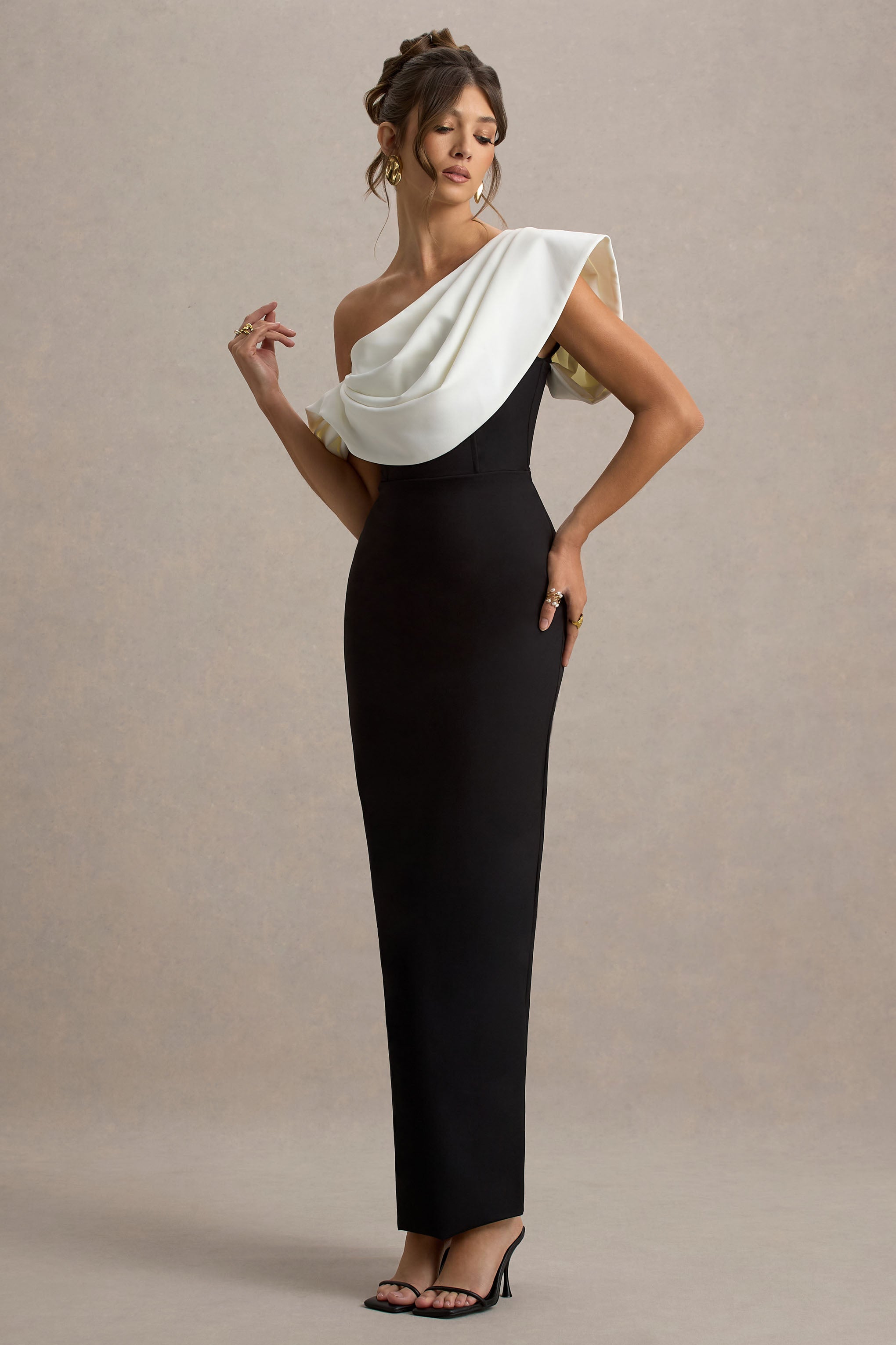 Angelina | Siyah & Beyaz Drapeli Omuz Maxi Elbise