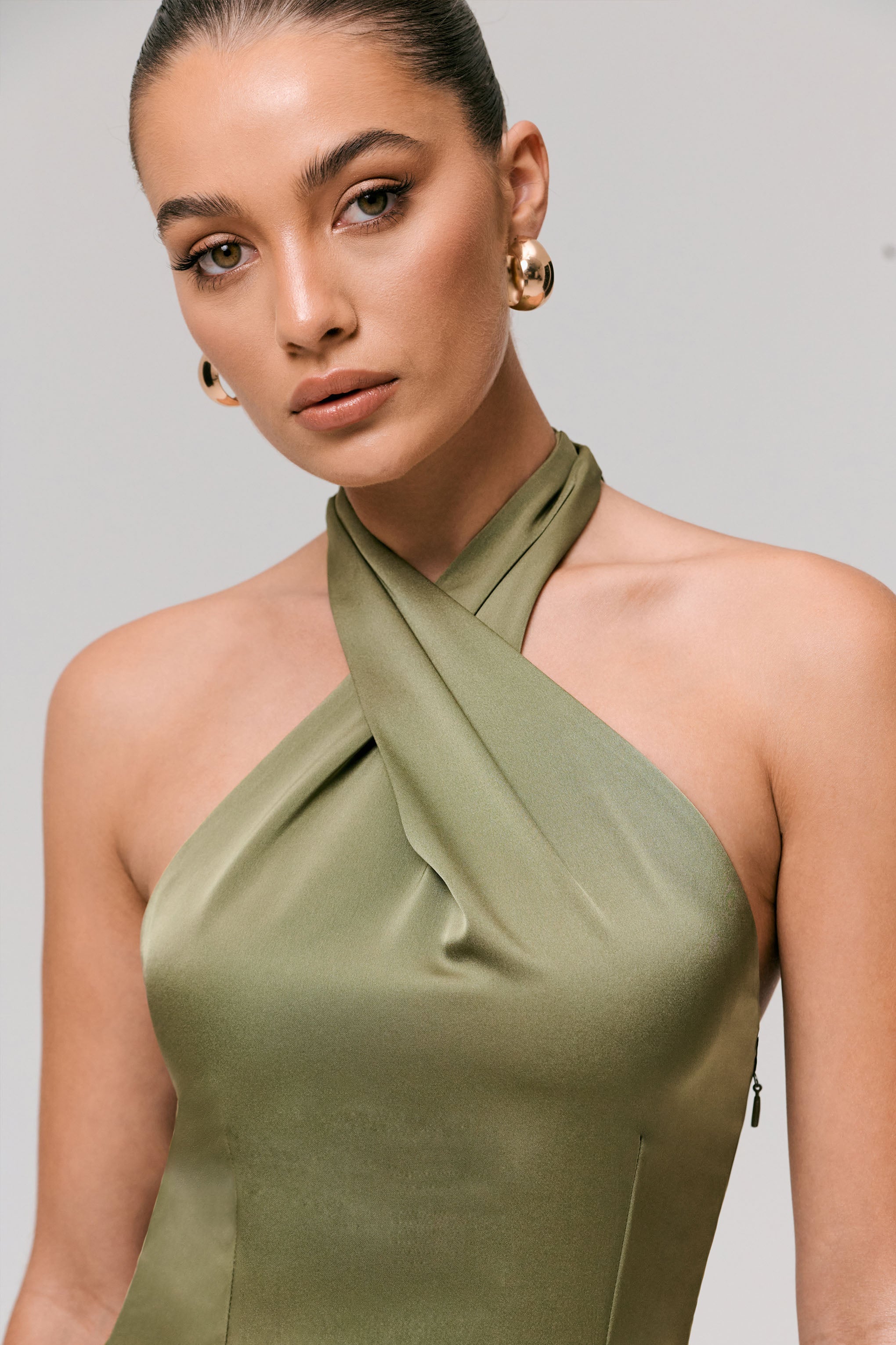 Sansa | Haki Saten Çapraz Halter Yaka Plise Maxi Elbise