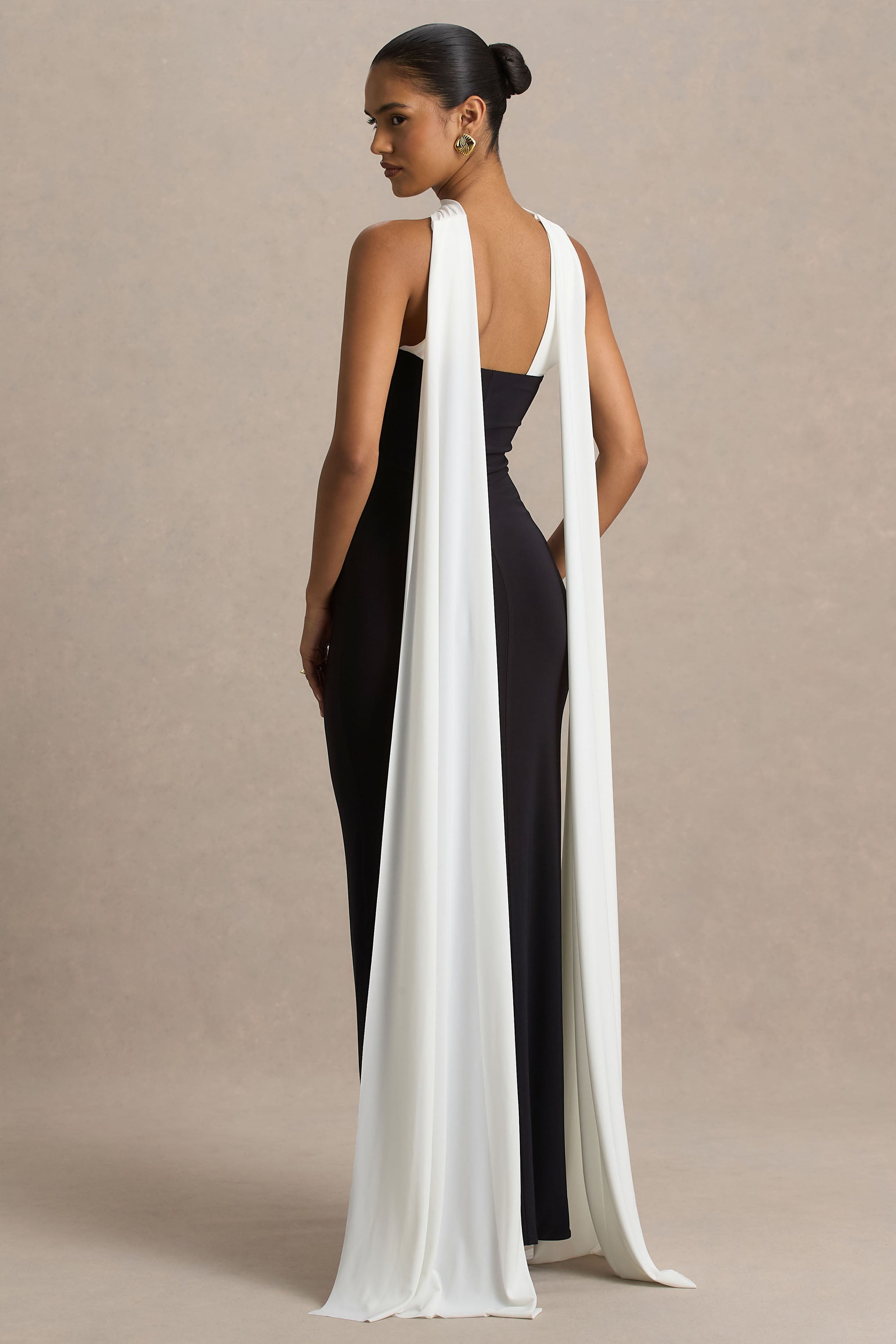Kelilah | Siyah ve Beyaz Bandeau Maxi Elbise ile Pelerin
