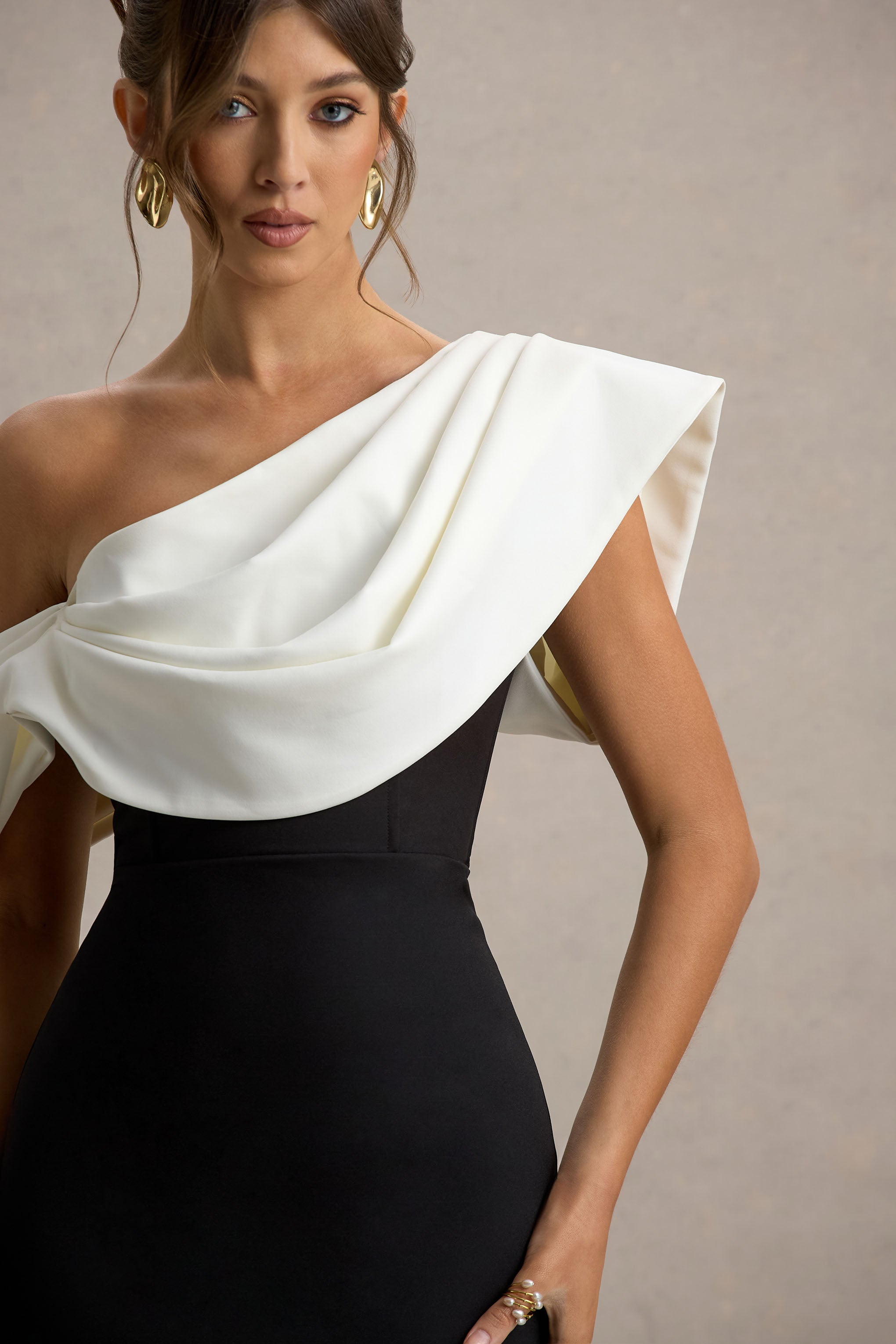 Angelina | Siyah & Beyaz Drapeli Omuz Maxi Elbise