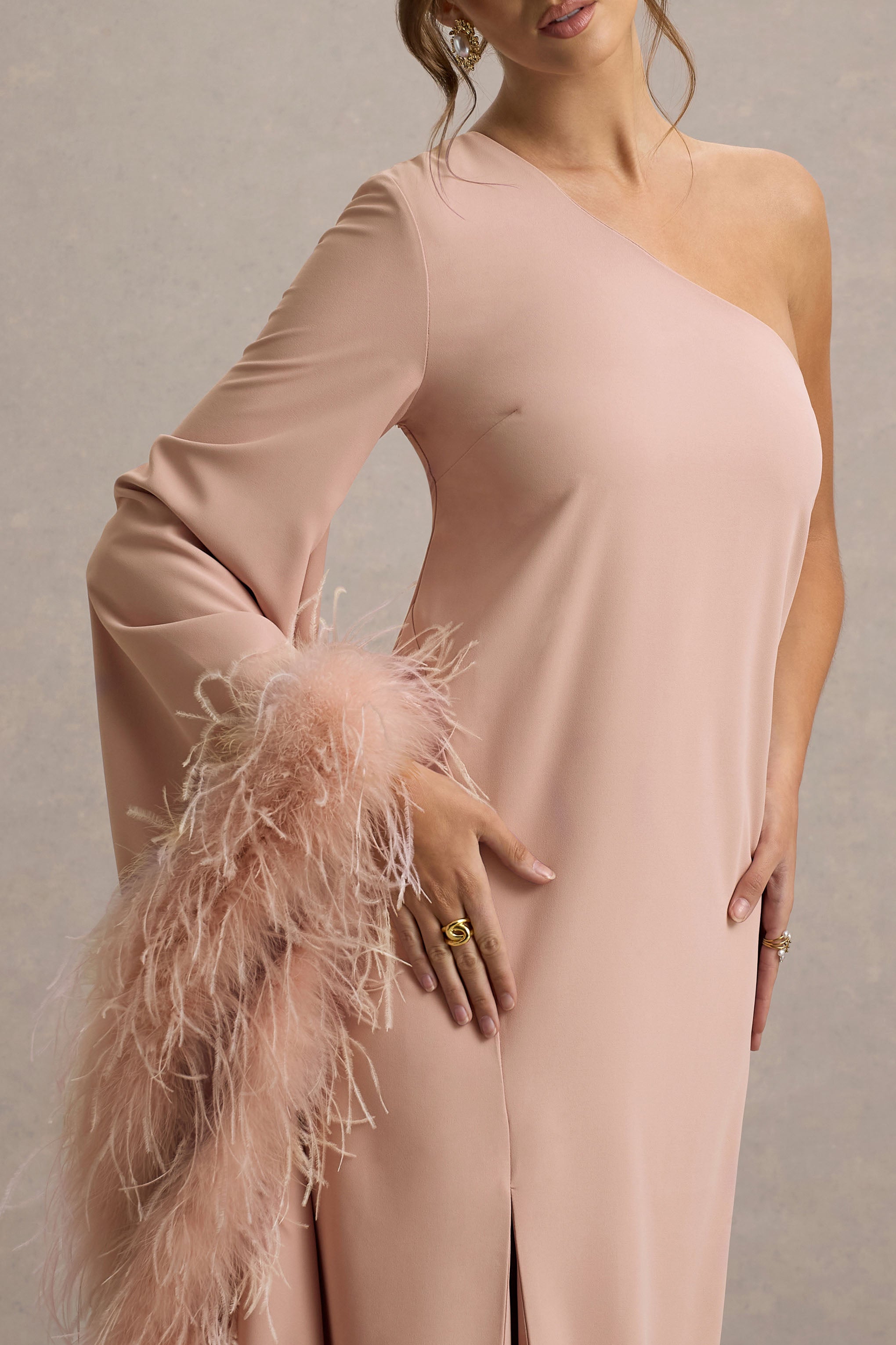 Armina | Toz Pembe Tek Omuzdan Tüy Detaylı Maxi Elbise