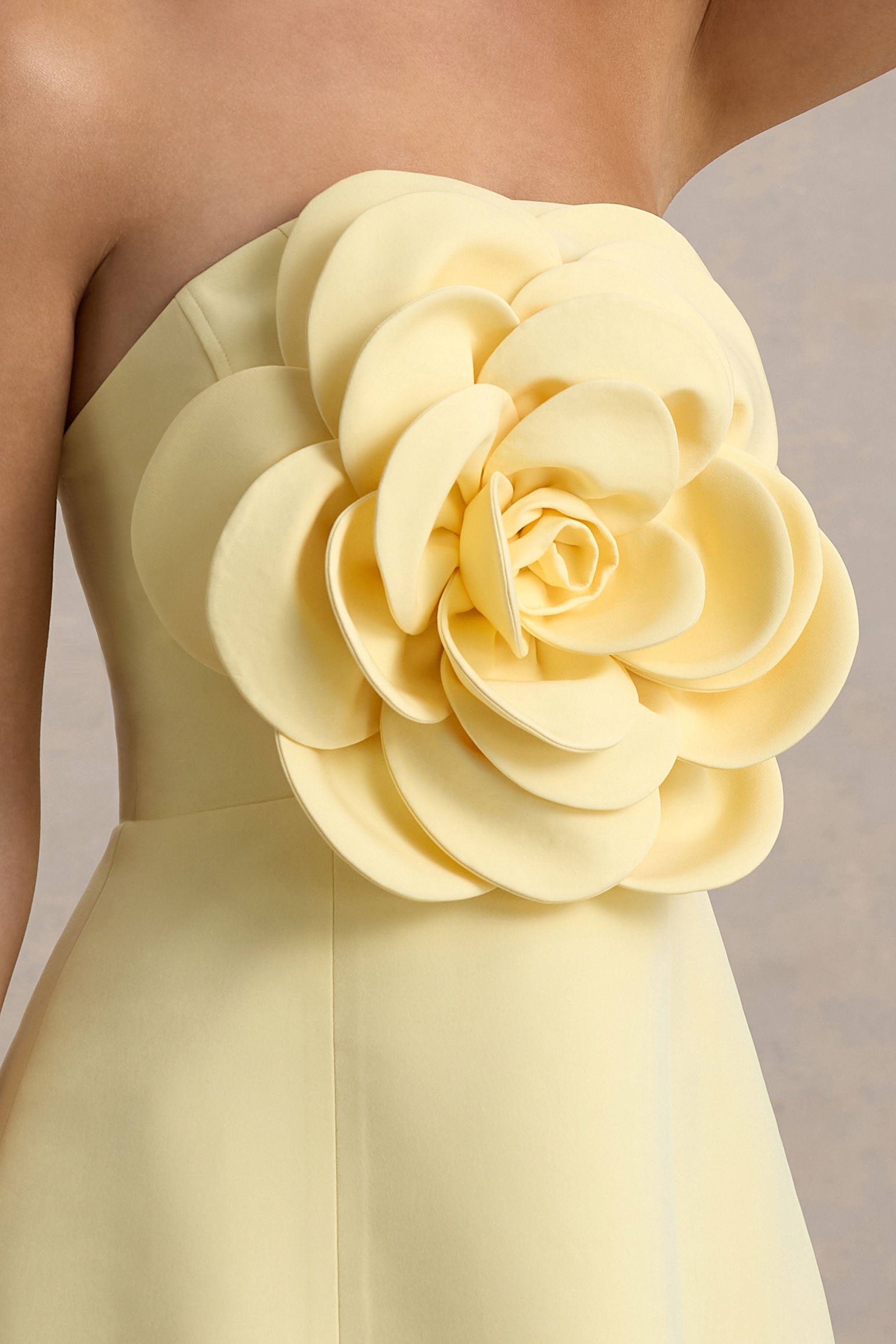 Narcis | Büyük Çiçek Korsajlı Limon Bandeau Mini Elbise