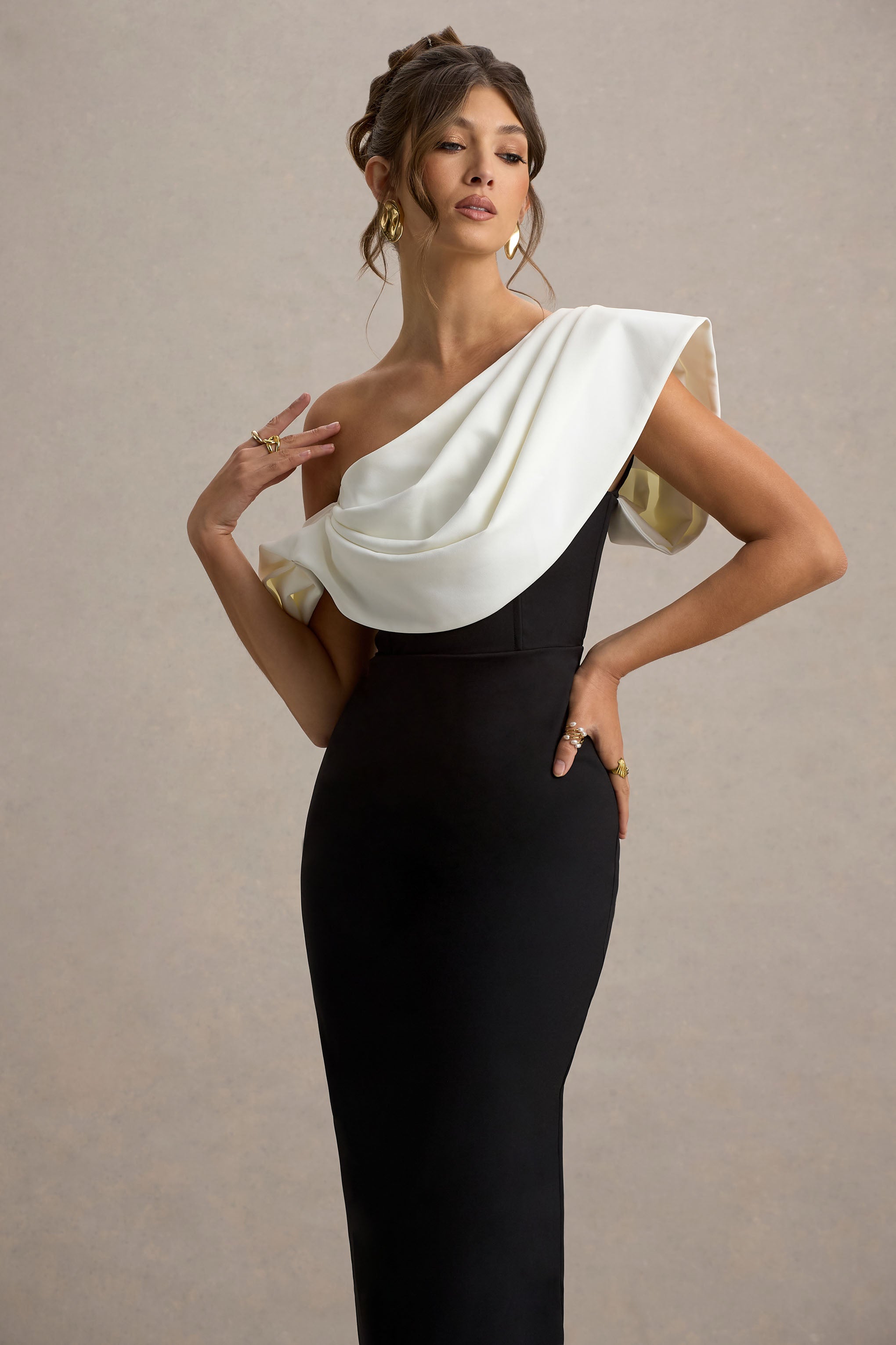 Angelina | Siyah & Beyaz Drapeli Omuz Maxi Elbise