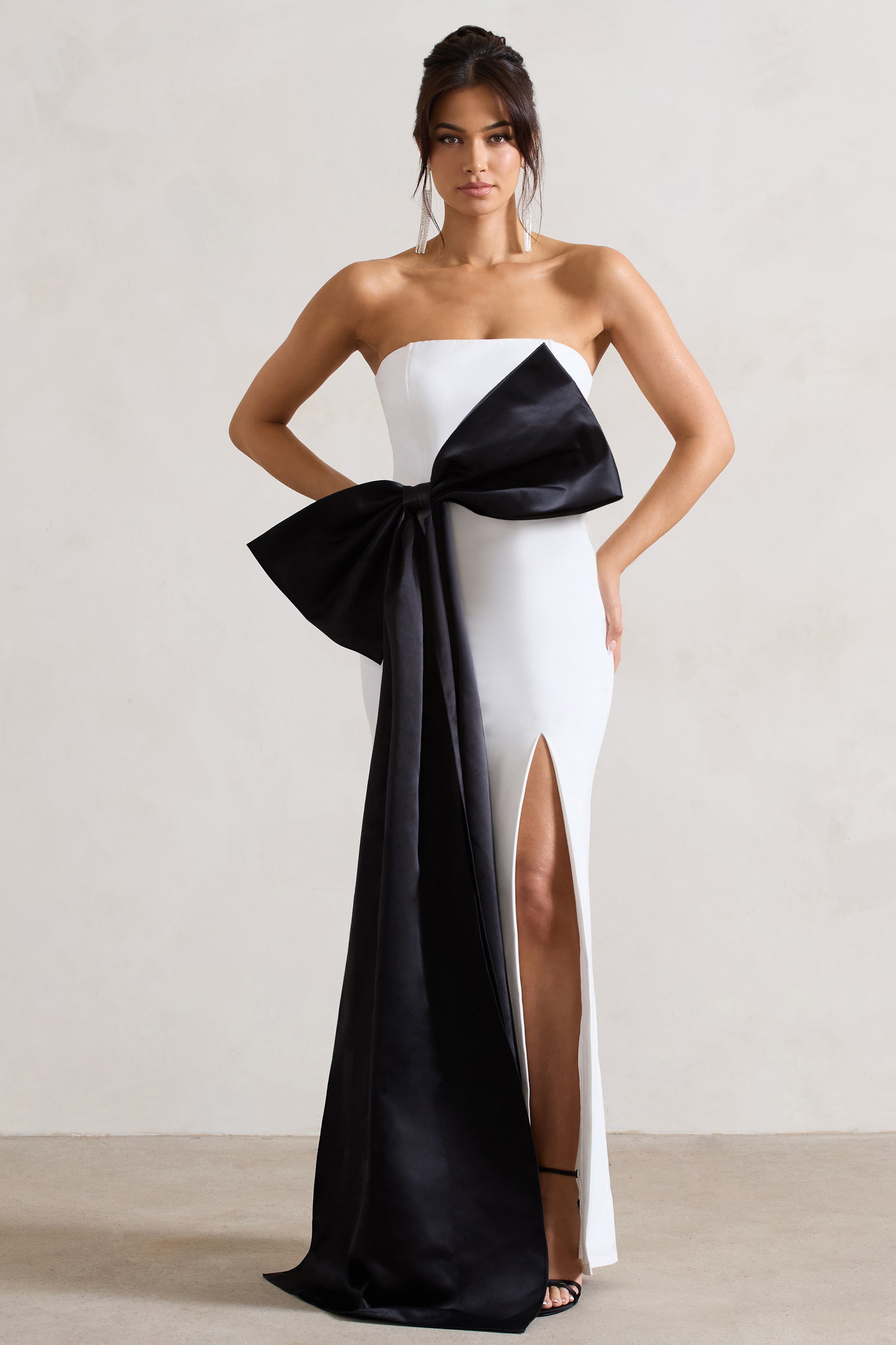Saygılarımızla | Beyaz Bandeau Yırtmaçlı Maxi Elbise ile Oversize Siyah Fiyonk
