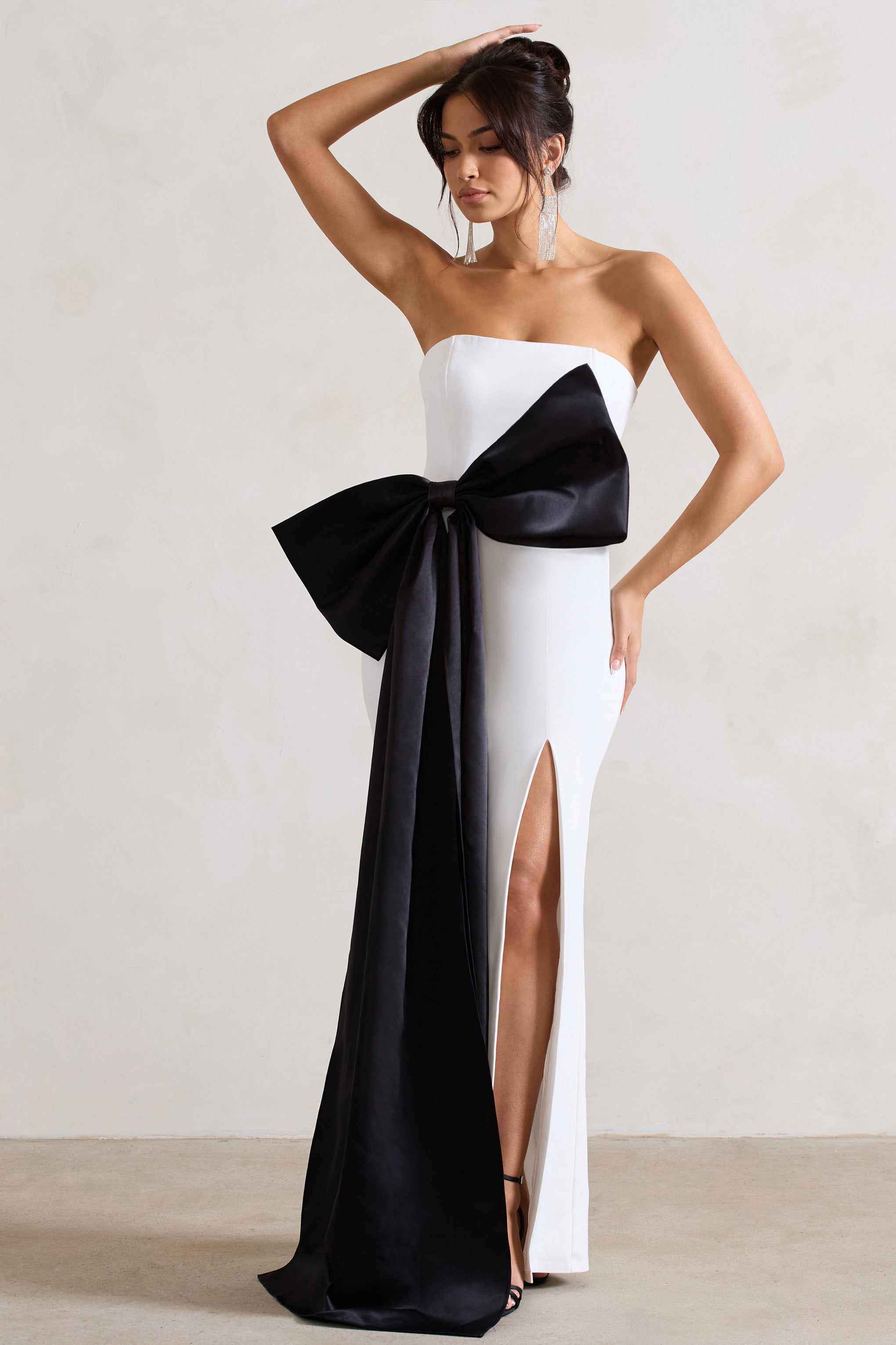 Saygılarımızla | Beyaz Bandeau Yırtmaçlı Maxi Elbise ile Oversize Siyah Fiyonk