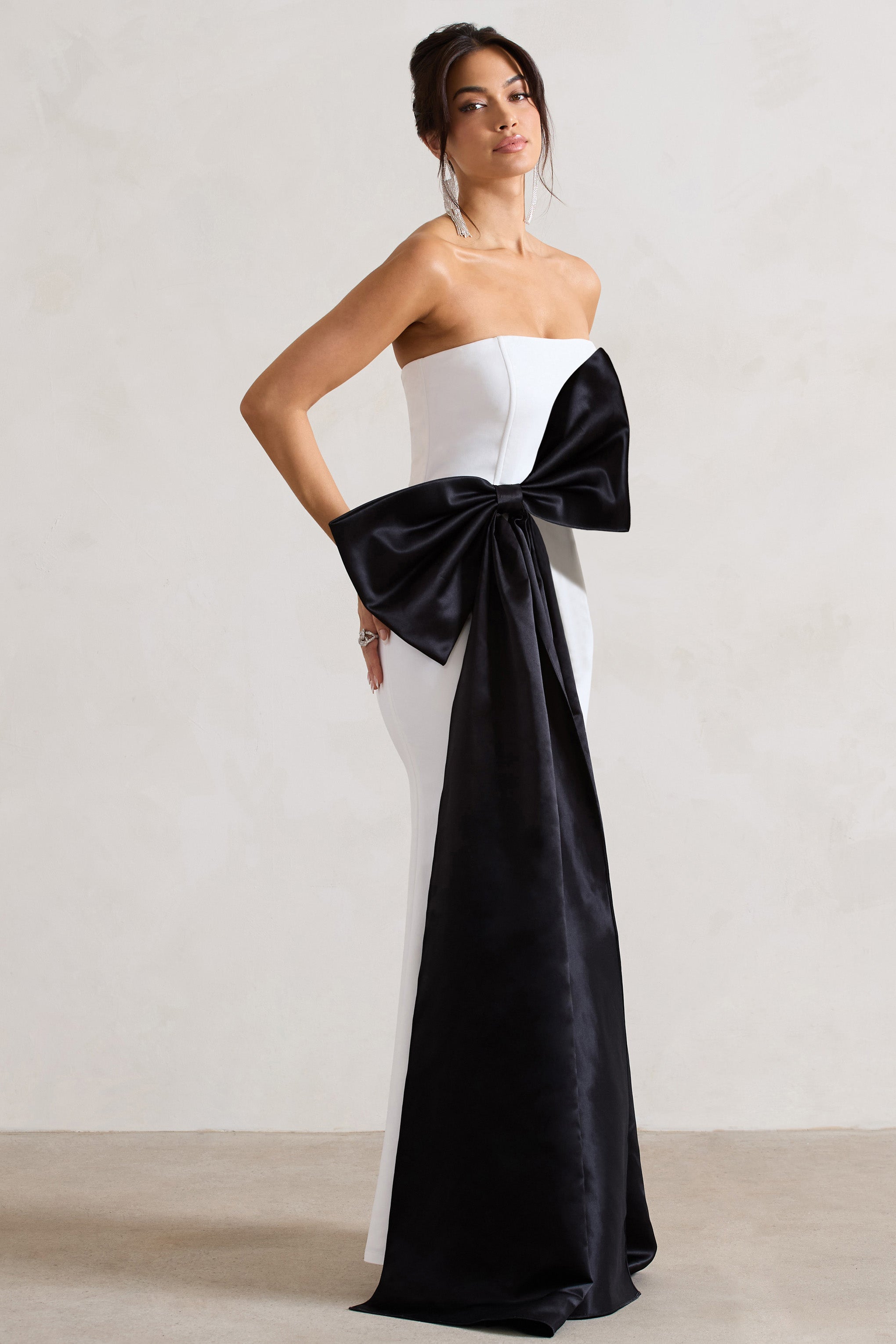 Saygılarımızla | Beyaz Bandeau Yırtmaçlı Maxi Elbise ile Oversize Siyah Fiyonk